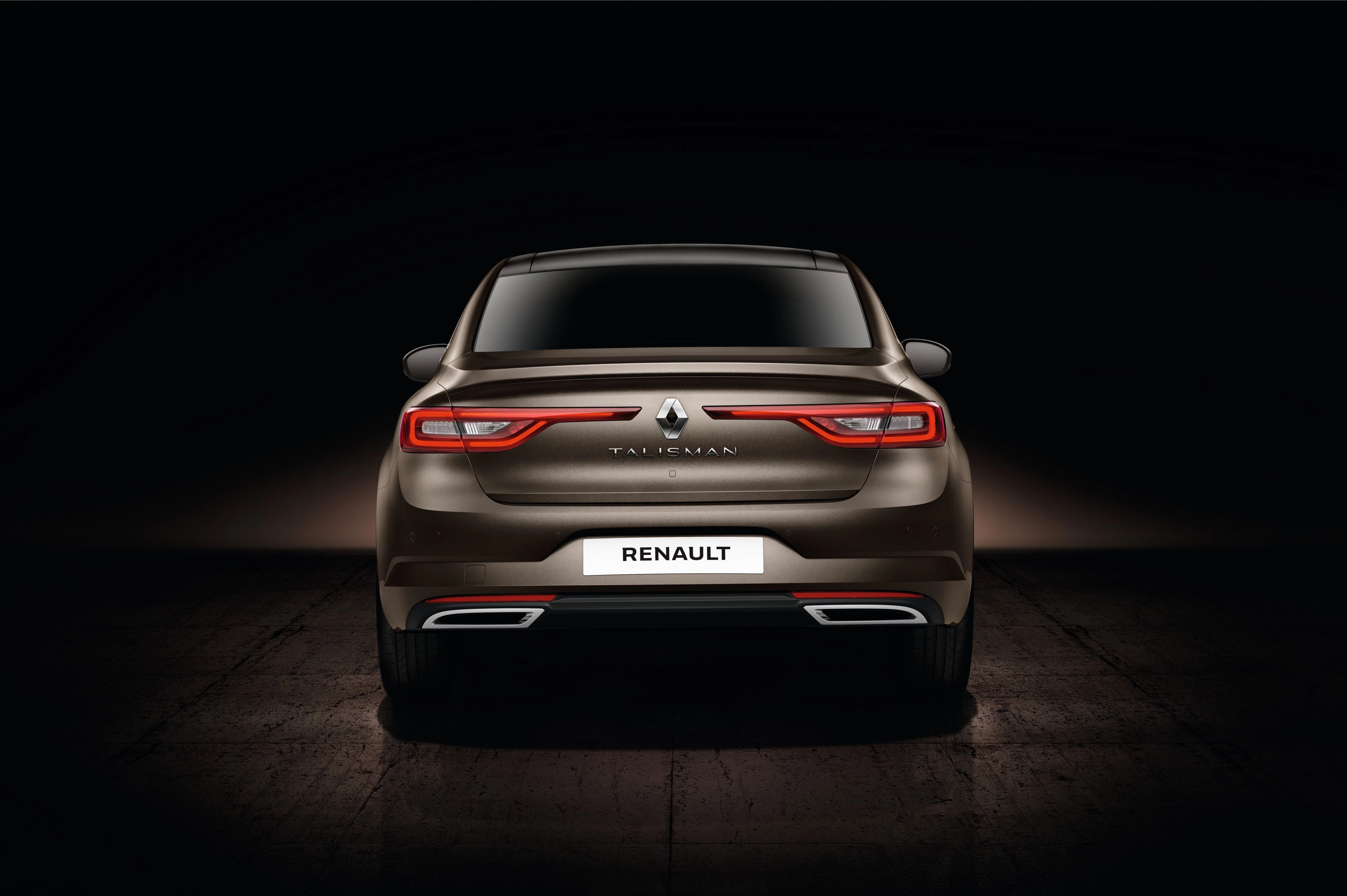 Rückansicht eines braunen Renault Talisman mit leuchtenden Rücklichtern, auf einem dunklen Hintergrund präsentiert.