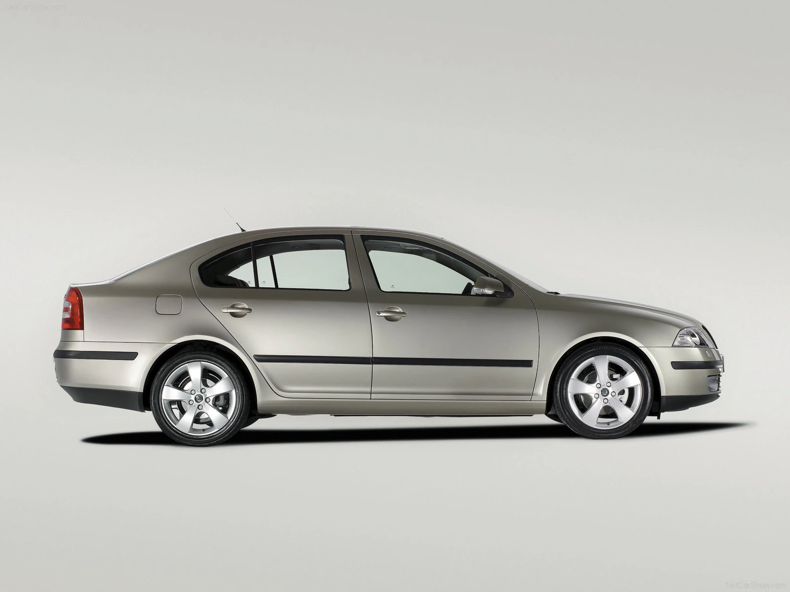Silberner Sedan, Seitenansicht auf grauem Hintergrund. Modernes Design, klare Linien, glatte Oberfläche.
