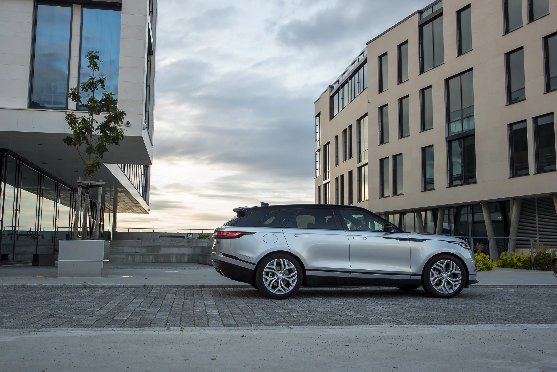 Land Rover Range Rover Velar Aussenansicht Seite statisch silber