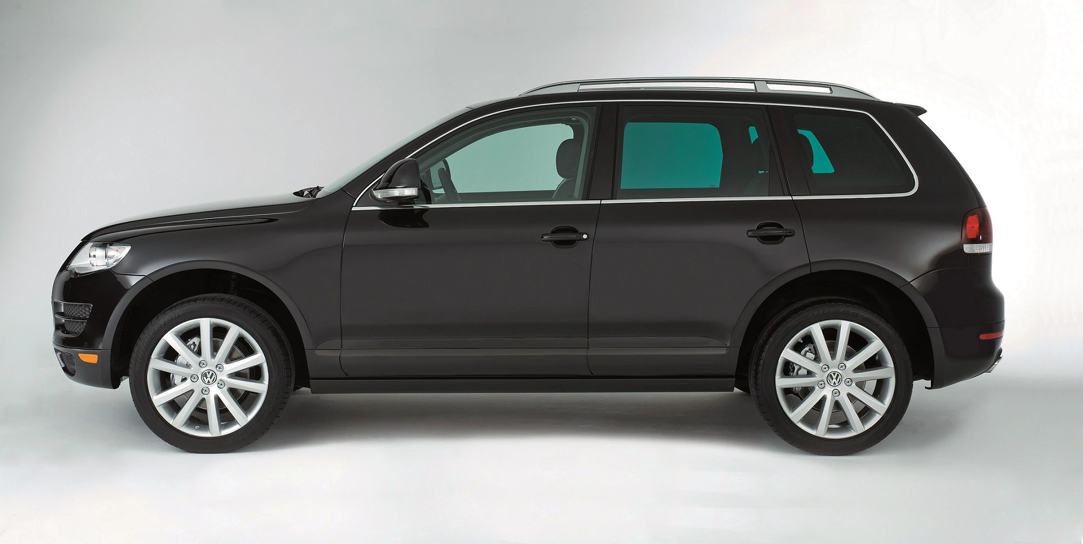 Schwarzes SUV in seitlicher Ansicht auf weißem Hintergrund, mit fünf Türen und silbernen Felgen.
