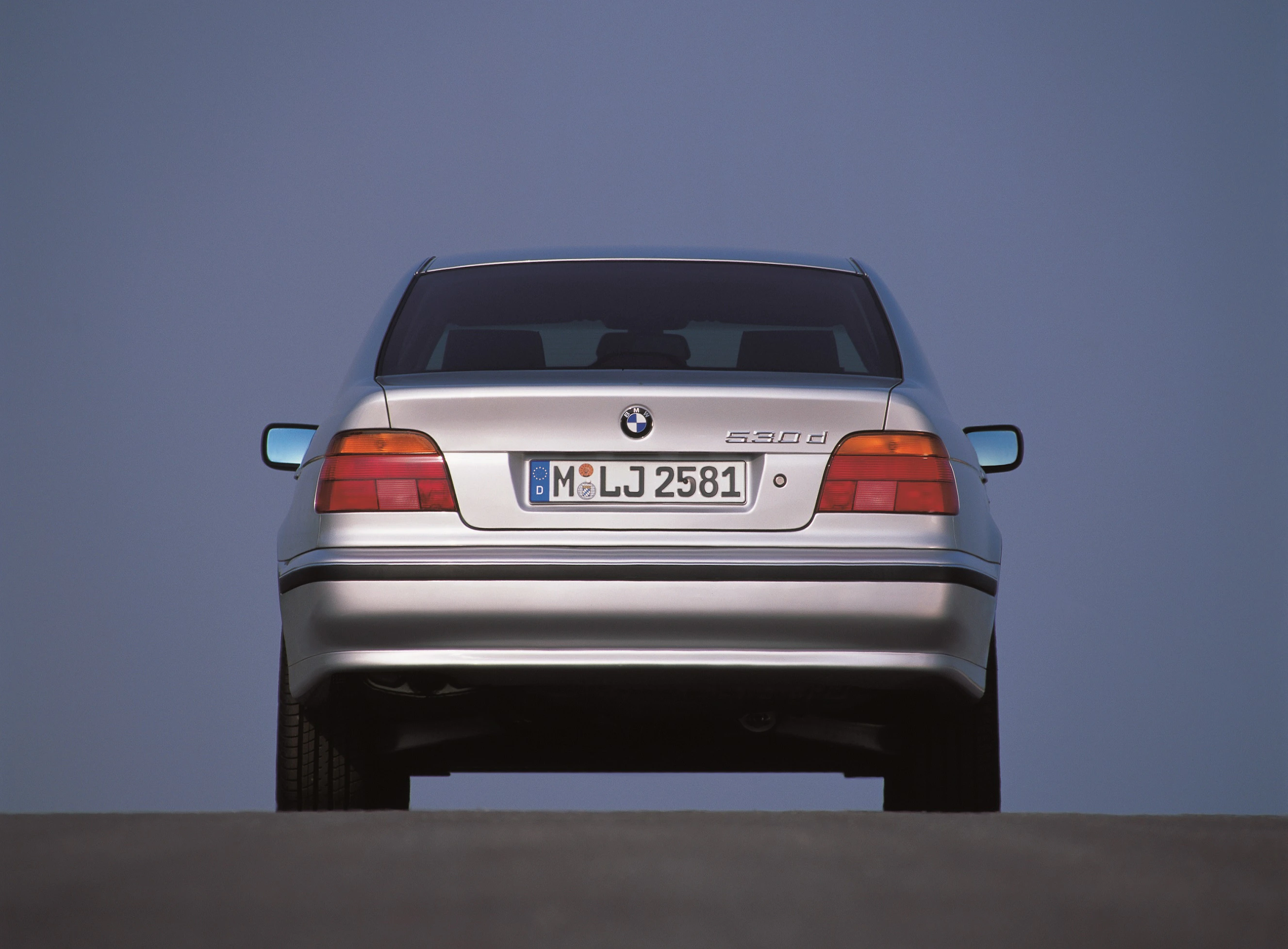 BMW 5er Limousine E39 Aussenansicht Heck statisch silber