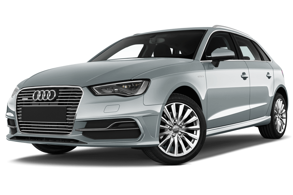 Silberner Audi A3 Kompaktwagen, Frontansicht, vor weißem Hintergrund, zeigt glänzende Karosserie und markantes Markenzeichen.