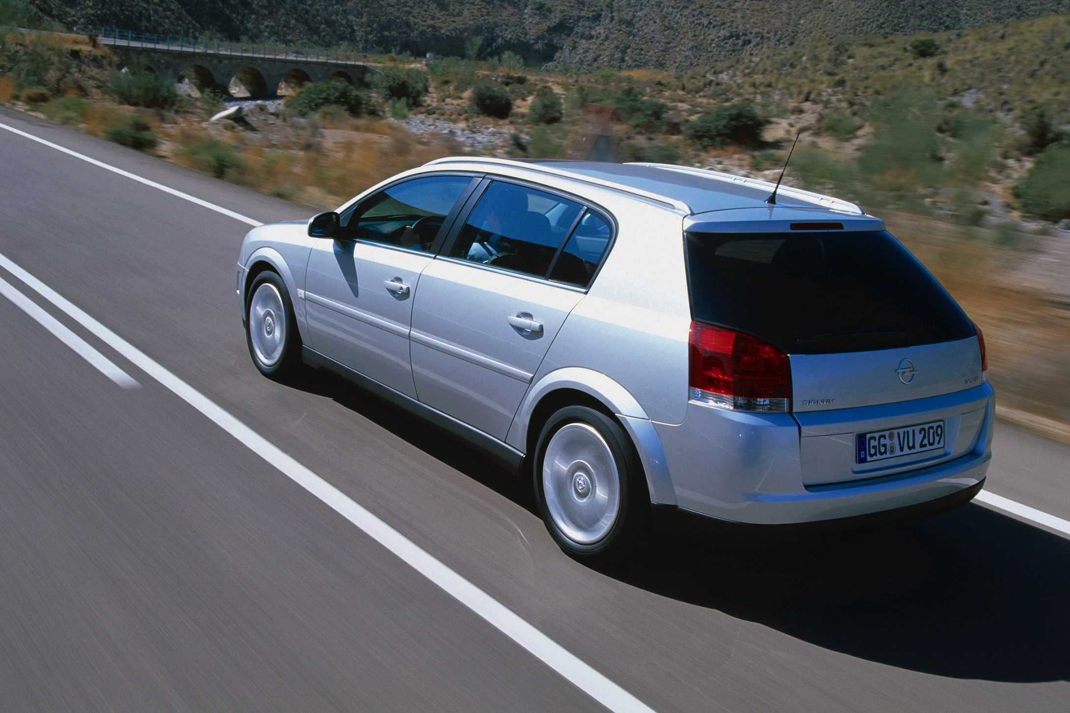 Opel Signum Z-C/S Aussenansicht Heck schräg dynamisch silber