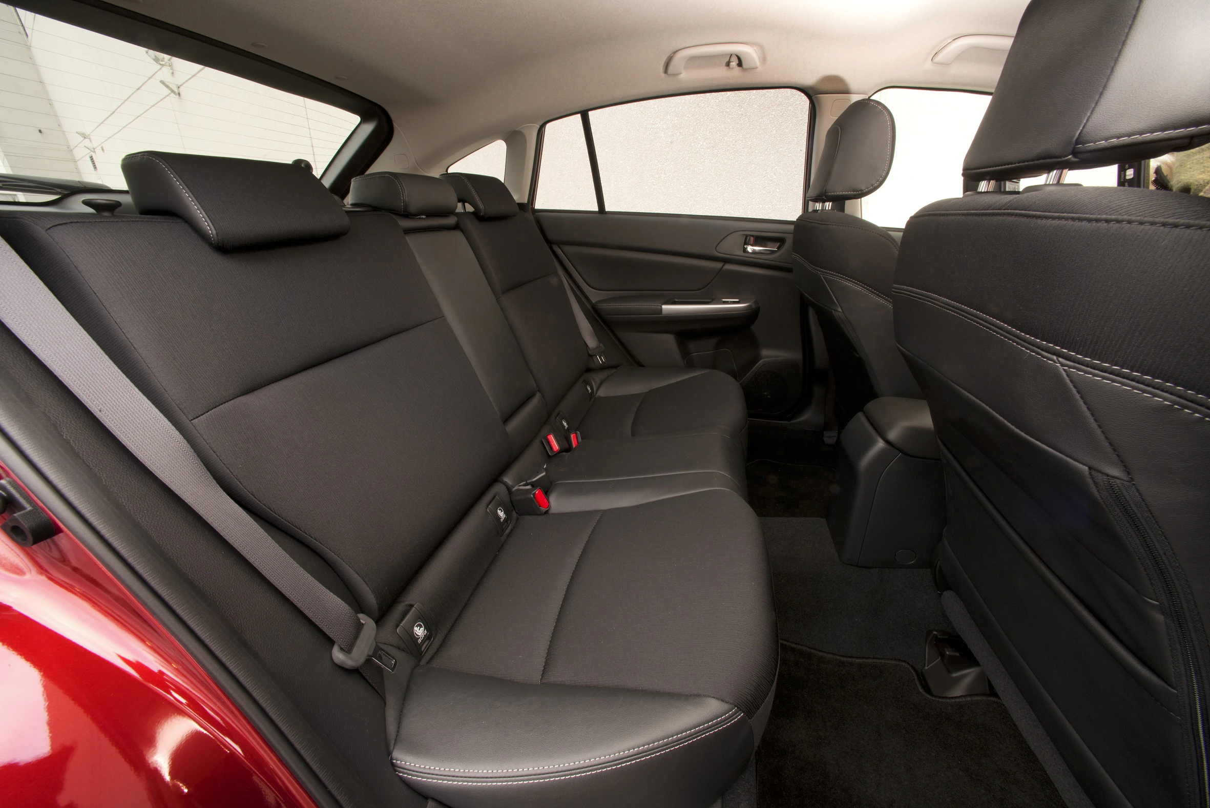 Rückansicht eines Autos mit schwarzen Ledersitzen. Der Innenraum ist sauber, modern und geräumig, mit ausreichend Beinfreiheit im Fond.