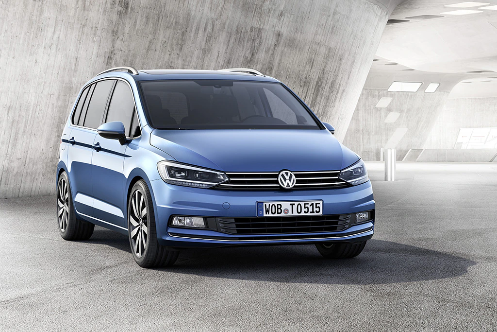 VW Touran 2 Aussenansicht Front schräg statisch blau