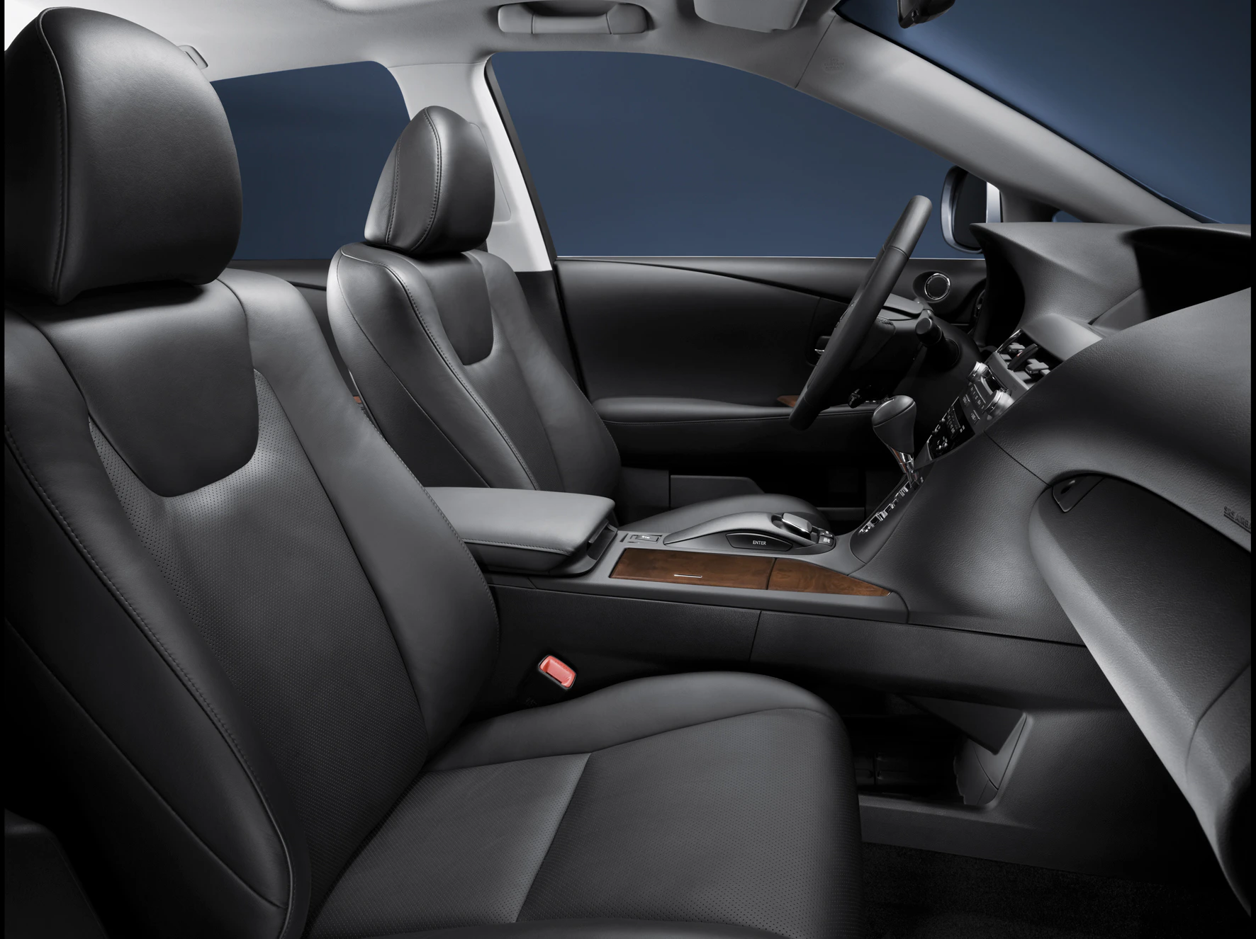 Innenraum eines modernen Autos mit Ledersitzen, Mittelkonsole und Schalthebel, seitliche Ansicht.