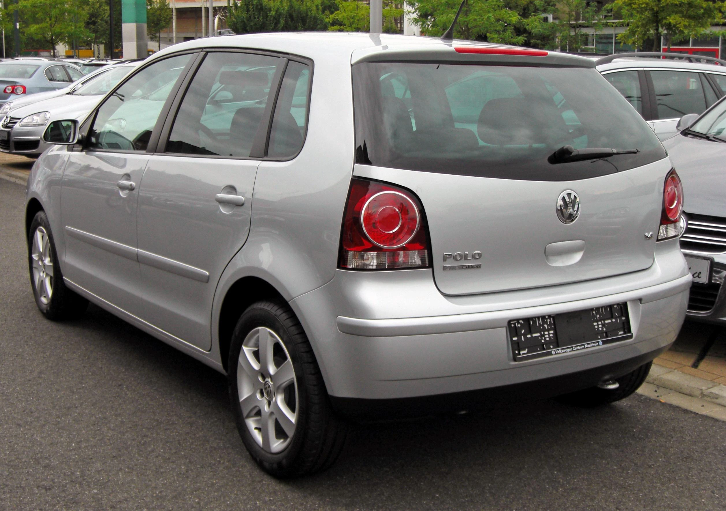 VW Polo 9N Fünftürer Facelift Aussenansicht Heck schräg statisch grau