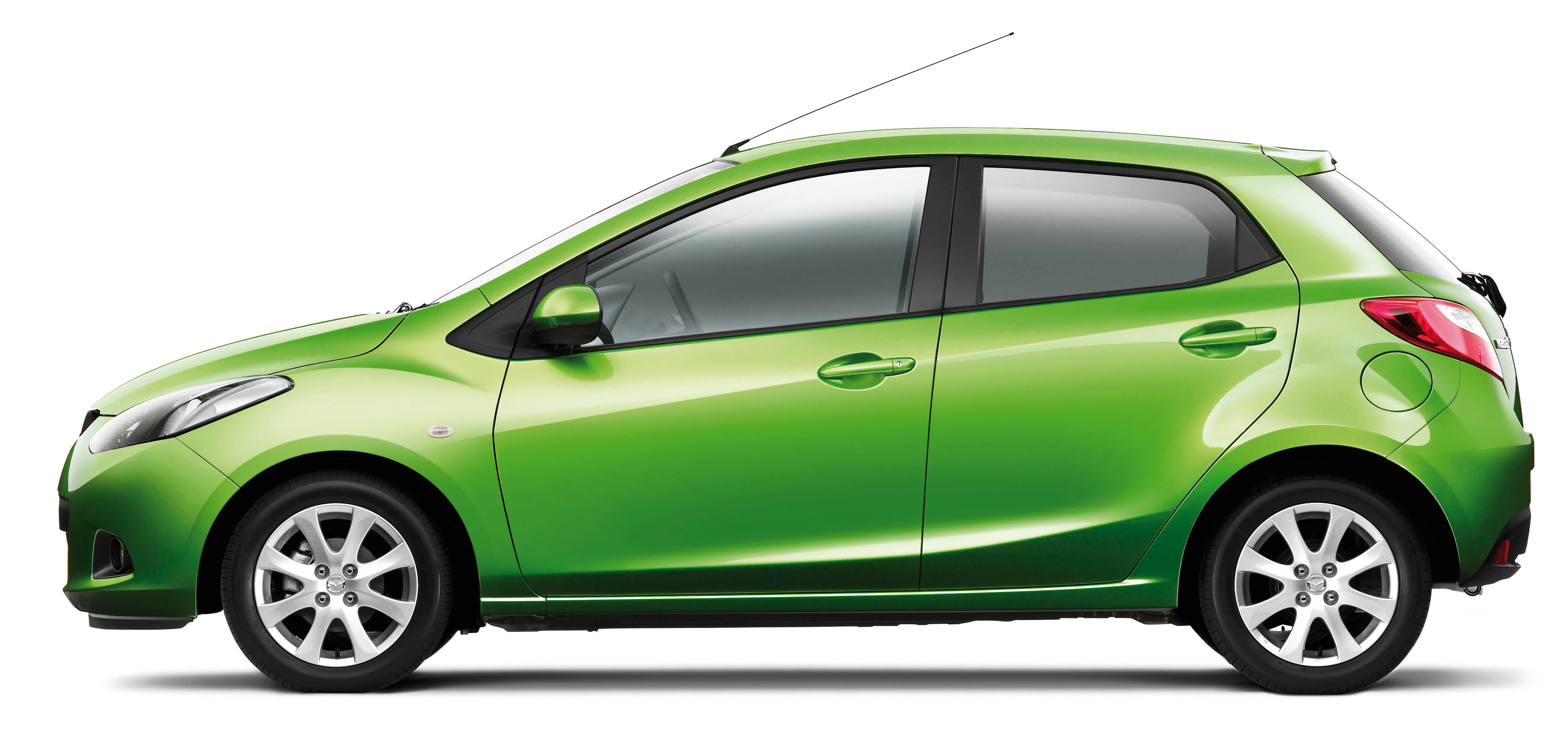 Grünes Auto in Seitenansicht auf weißem Hintergrund. Moderner, kompakter Hatchback mit fünf Türen und silbernen Felgen.