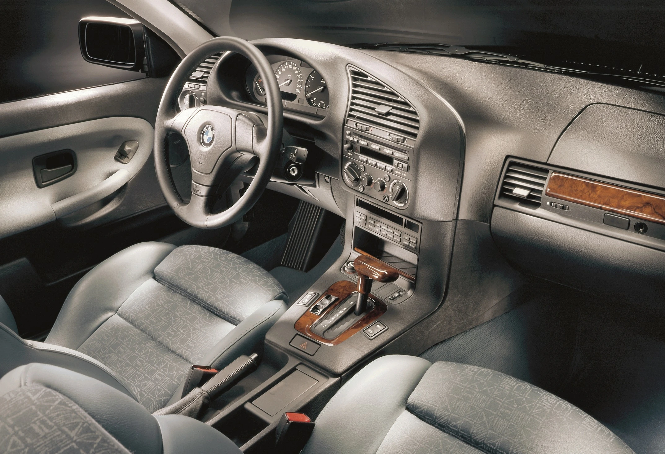 BMW 3er Coupé E36 Innenansicht statisch Studio Vordersitze und Armaturenbrett beifahrerseitig