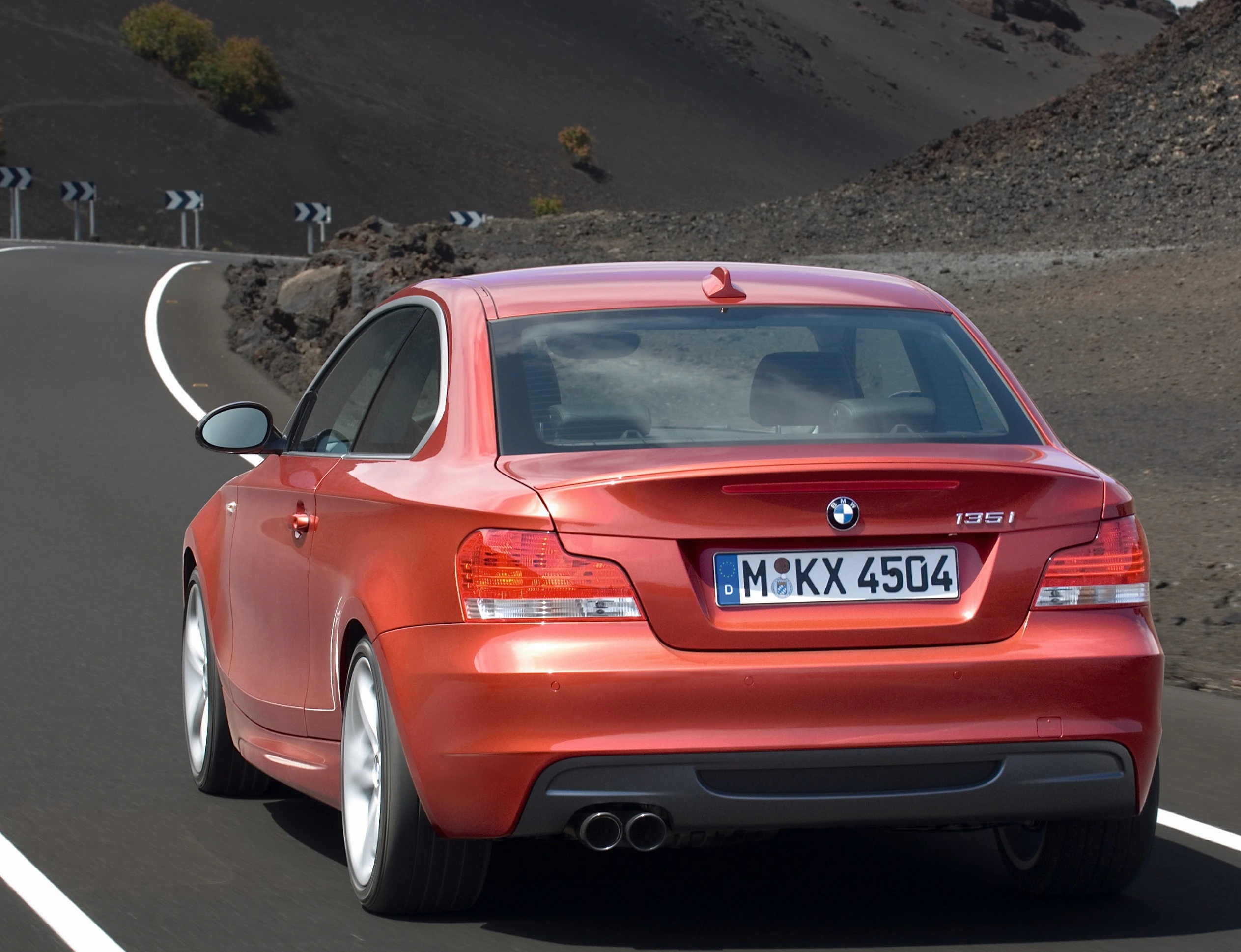 BMW 1er Coupé E82 Aussenansicht Heck schräg dynamisch rot