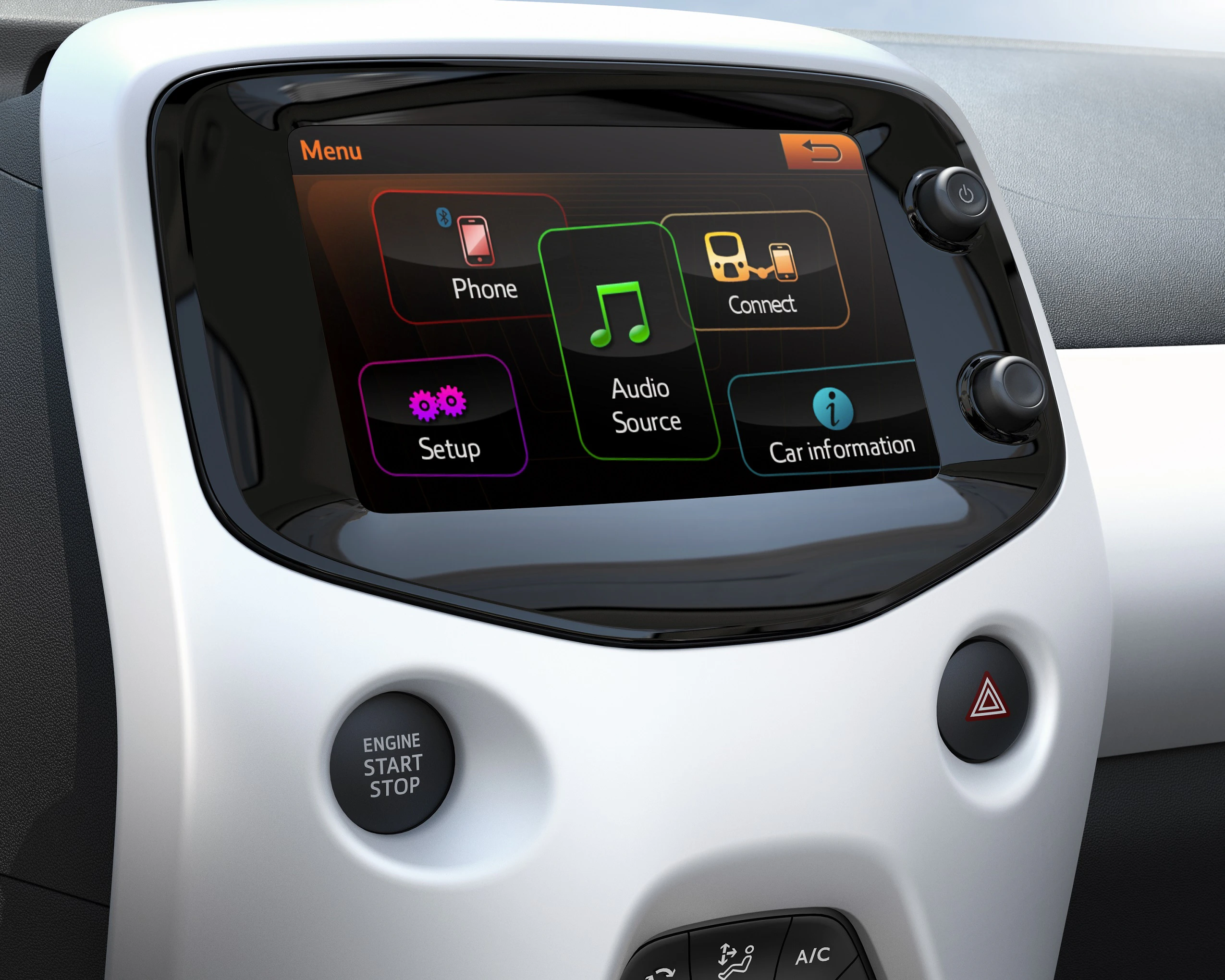 Touchscreen-Autodisplay mit Menüpunkten: Telefon, Audioquelle, Verbindung, Fahrzeuginfo, und Setup. Knöpfe: Motor starten/stoppen, Warnblinklicht.