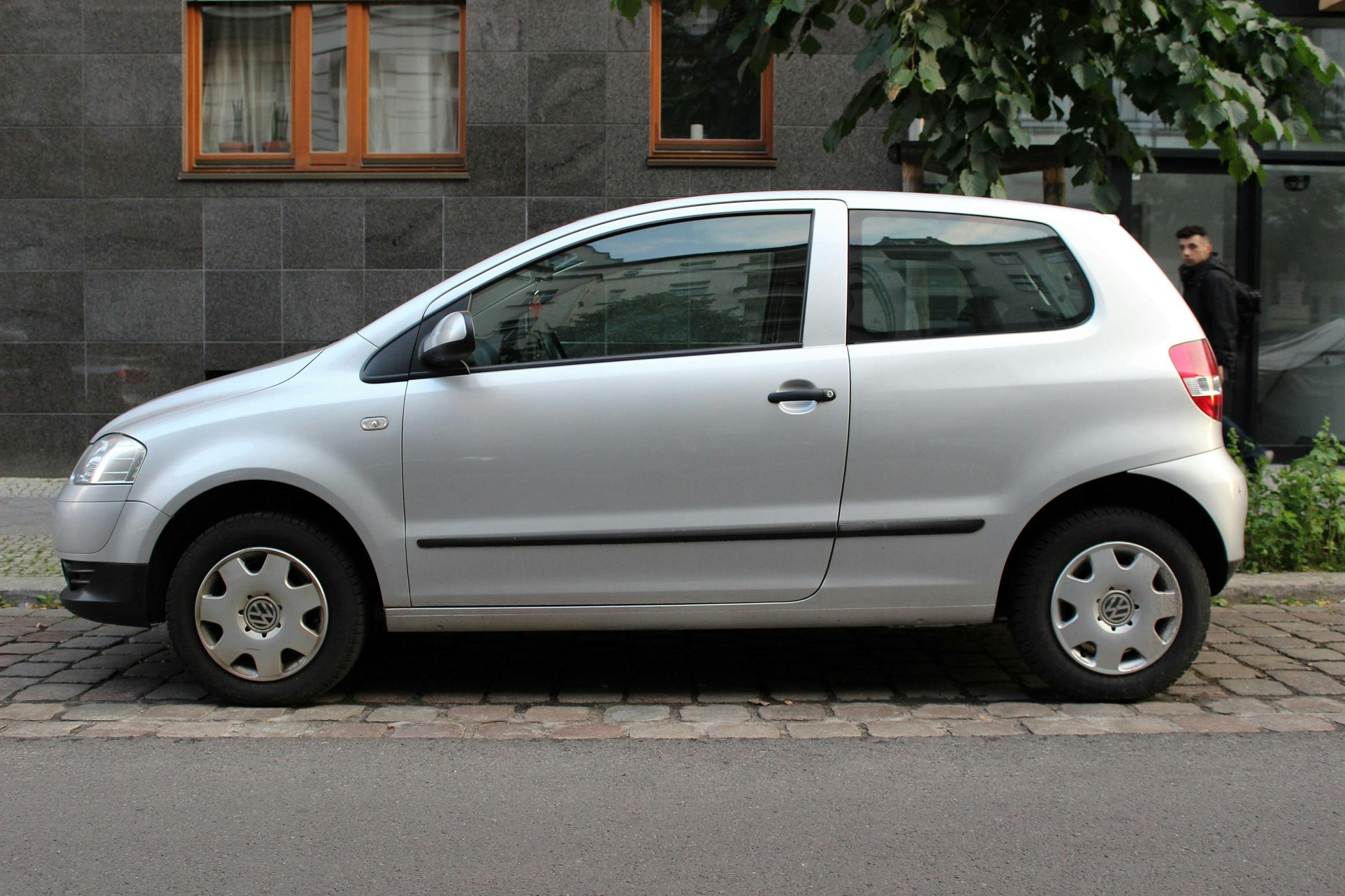 VW Fox 5Z Aussenansicht Seite statisch silber