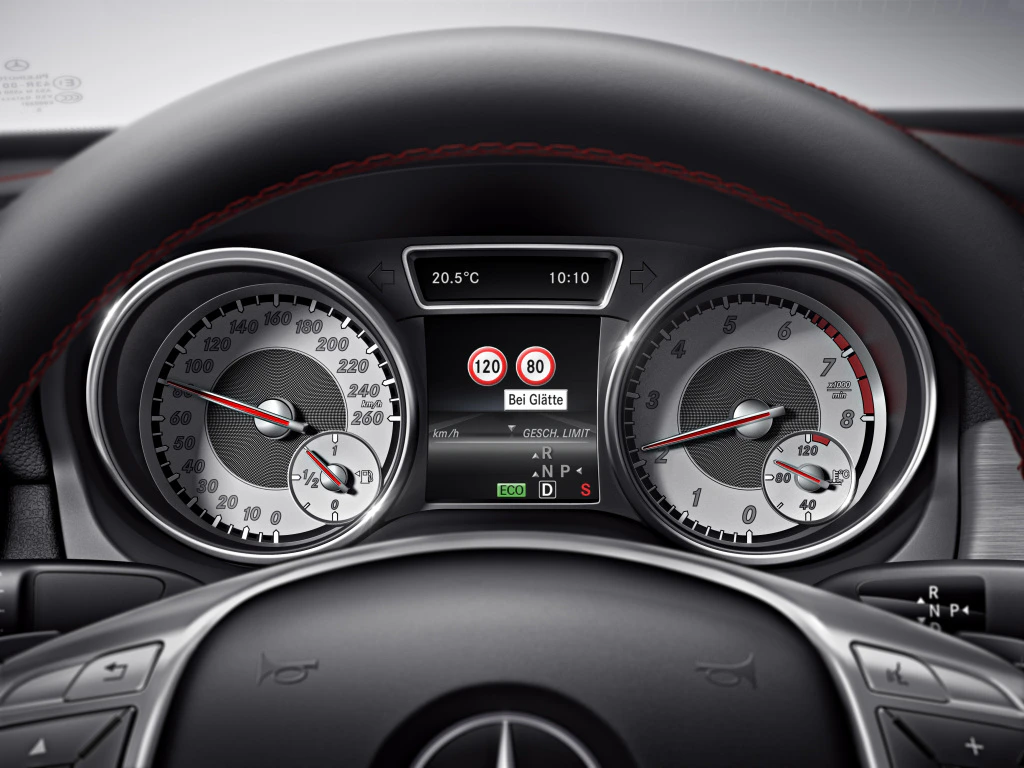Nahaufnahme eines Autoarmaturenbretts mit Tachometer, digitaler Anzeige und Multifunktionslenkrad. Geschwindigkeit: 120 km/h. Temperatur: 20,5°C.