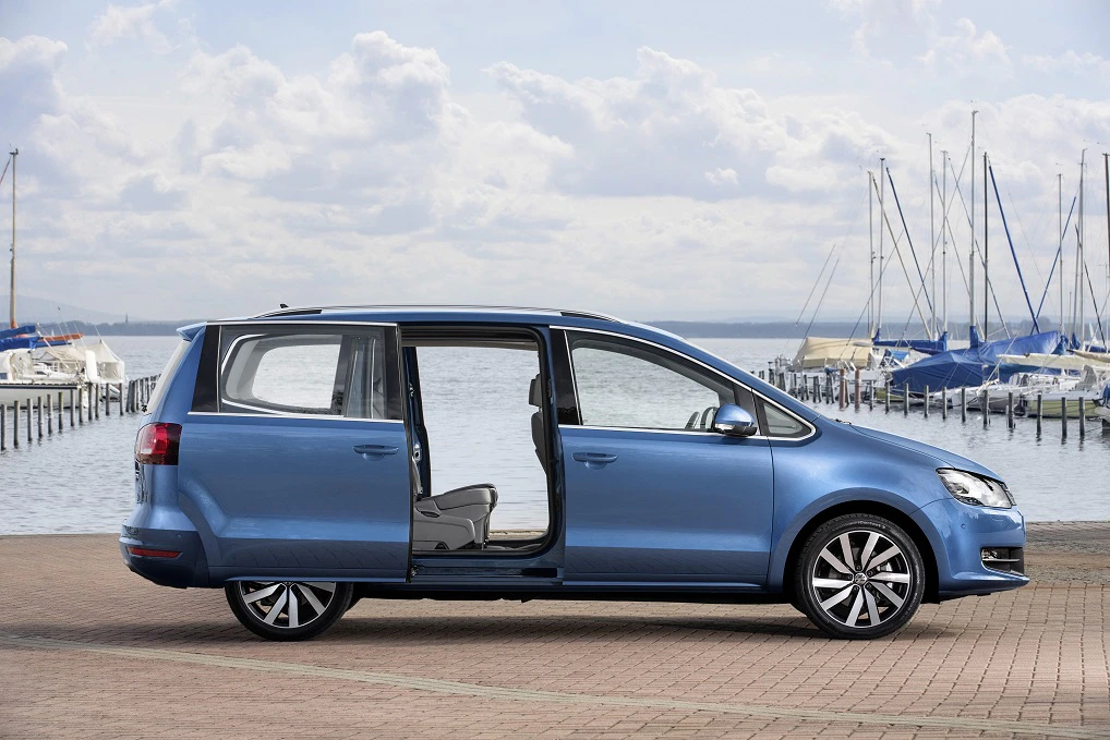 VW Sharan Aussenansicht Seite Schiebetüren geöffnet statisch blau