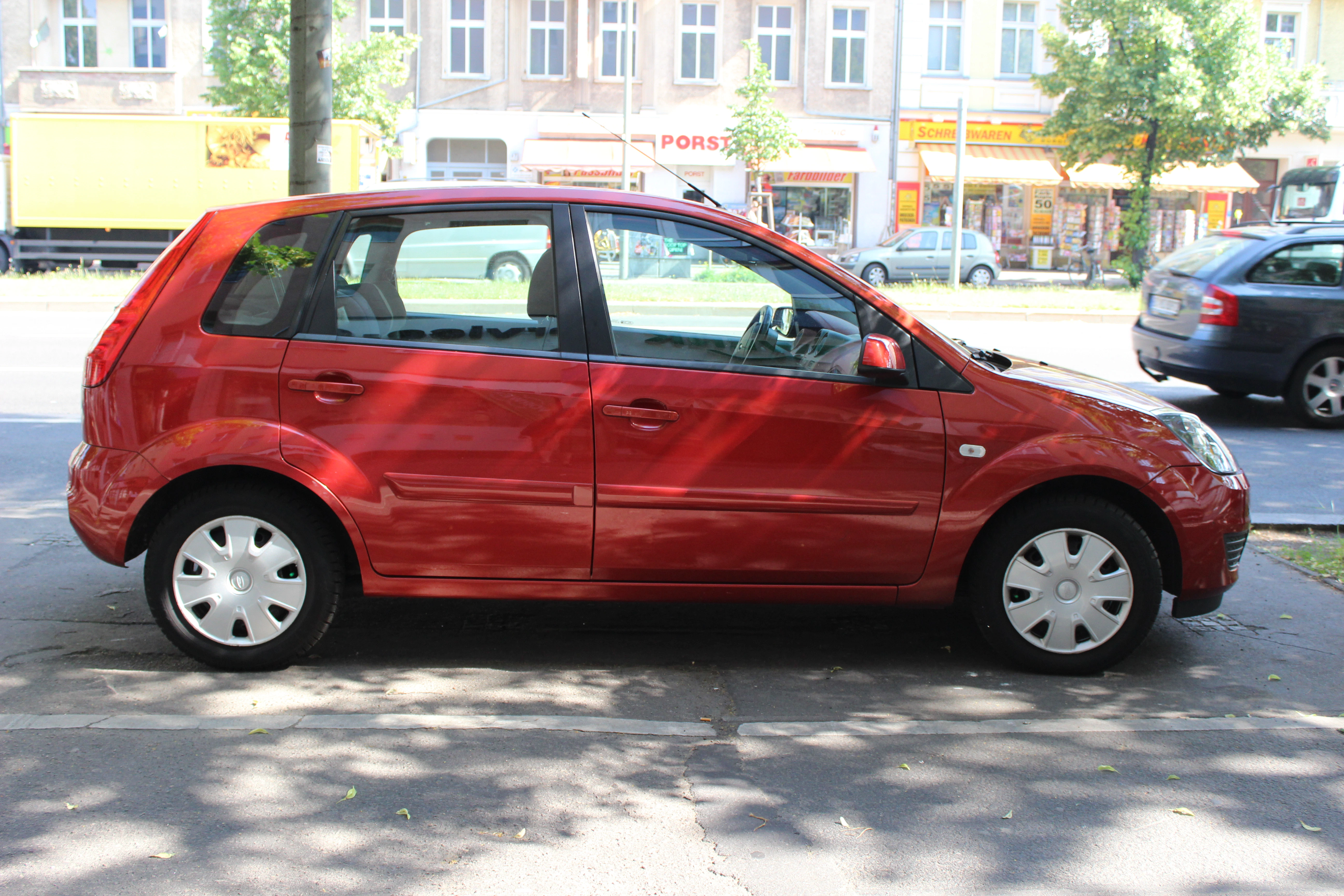 Ford Fiesta Aussenansicht Seite statisch rot