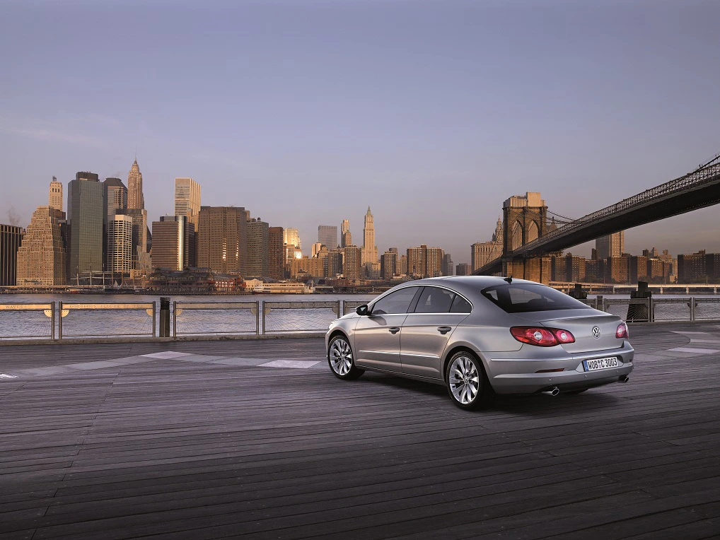 VW Passat CC Aussenansicht Heck schräg statisch hellbraun