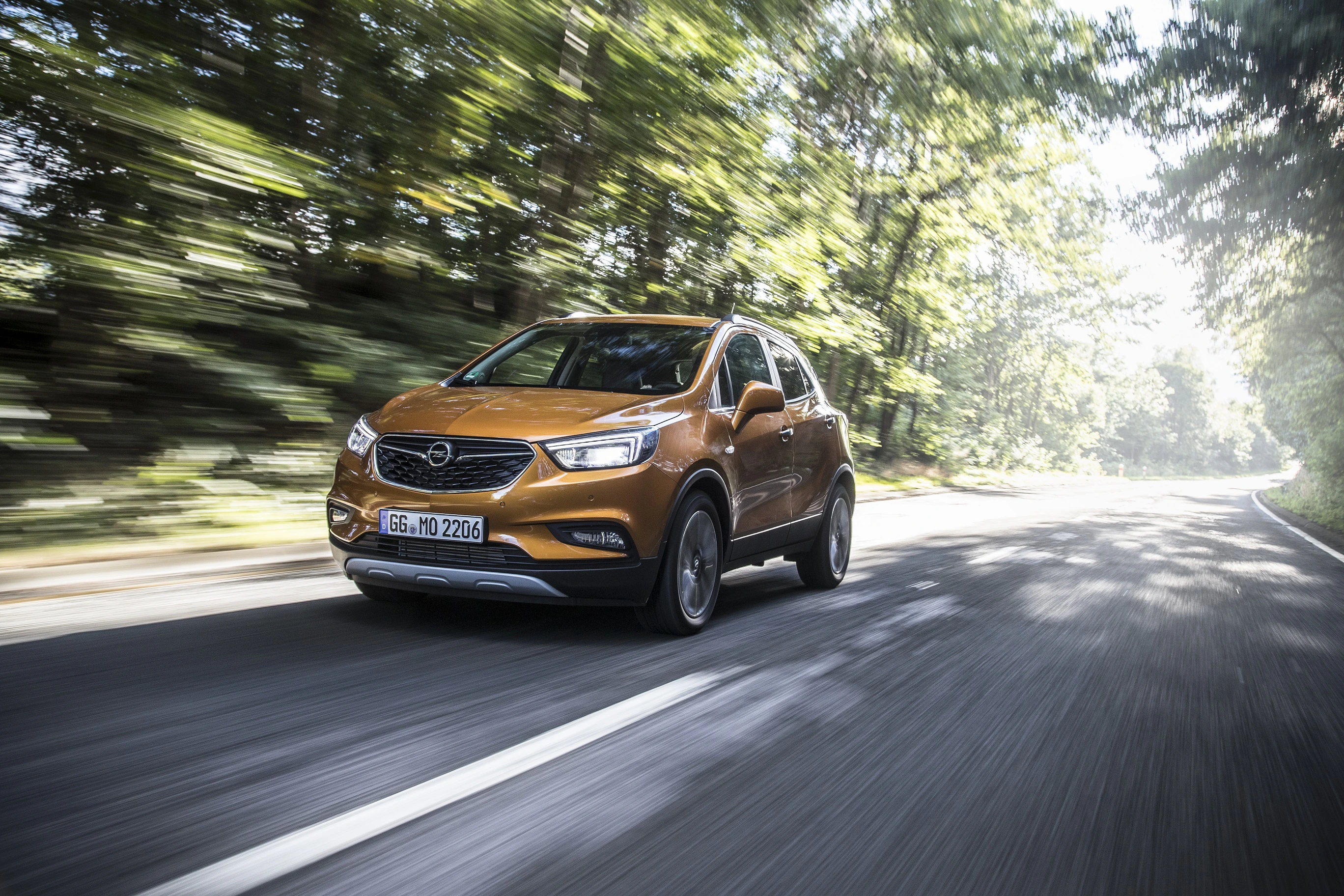 Opel Mokka X Aussenansicht Front schräg dynamisch orange