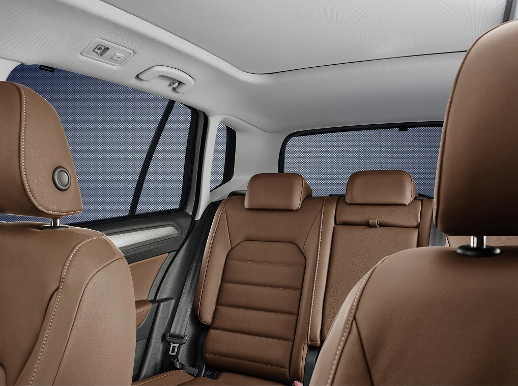 VW Golf Sportsvan Innenansicht Rücksitzbank mit Kindersitz Studio statisch braun