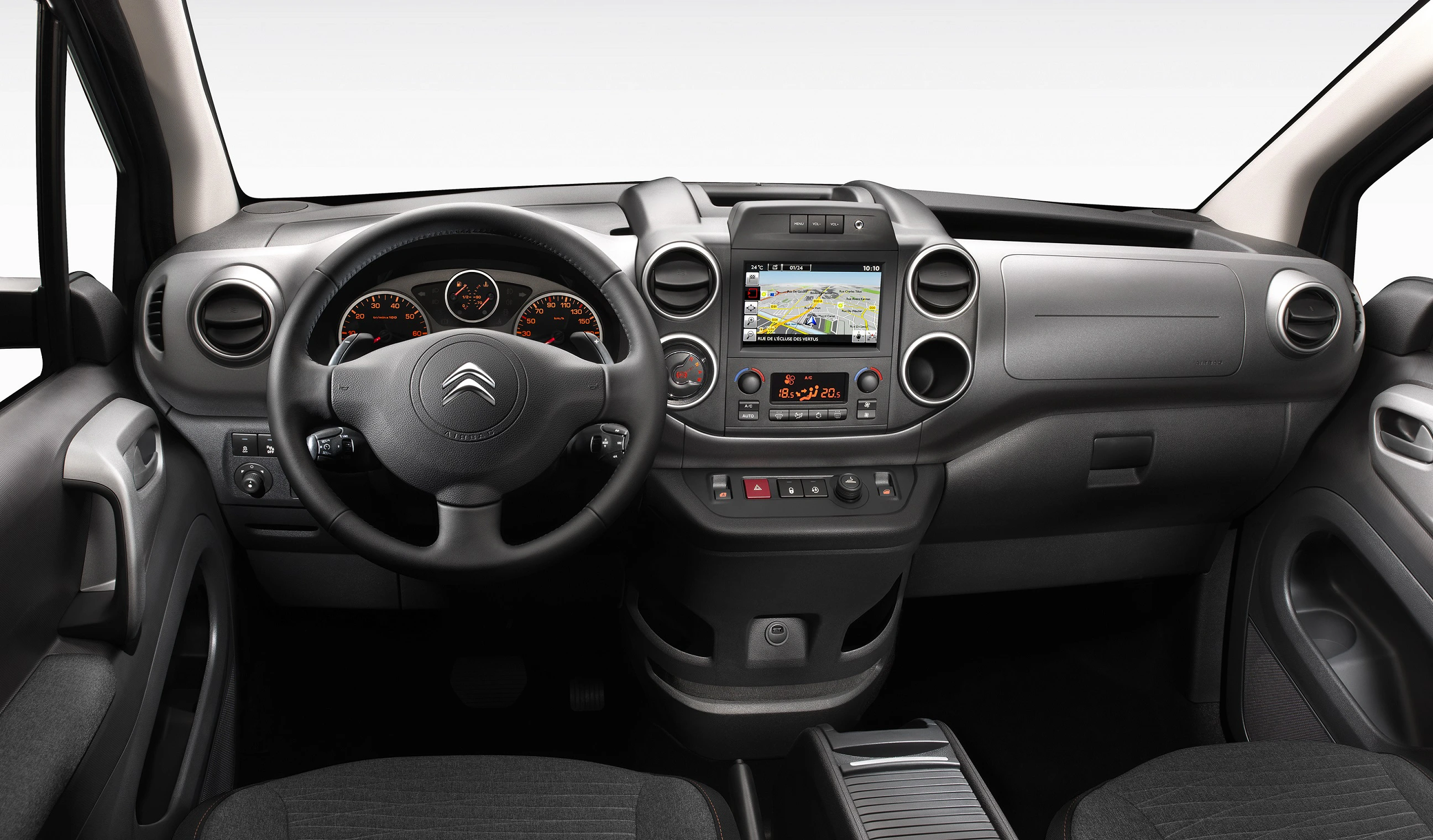 Innenraum eines Autos mit Lenkrad, Armaturenbrett, Touchscreen-Display und Bedienelementen. Elegantes, modernes Design in Schwarz und Grau.