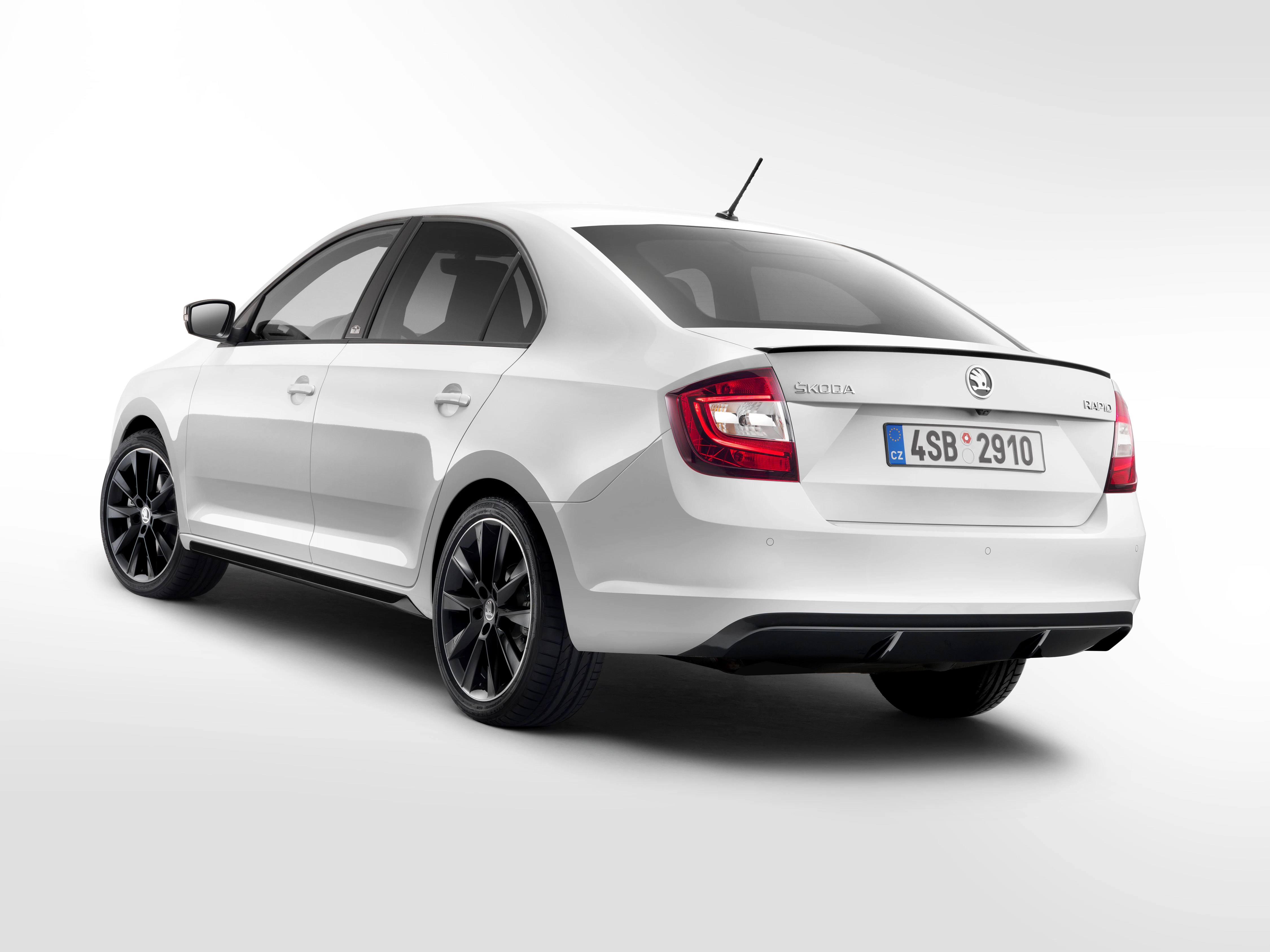Weißer Skoda Rapid mit schwarzem Dach, fotografiert von hinten. Der Wagen steht auf einem weißen, neutralen Hintergrund.