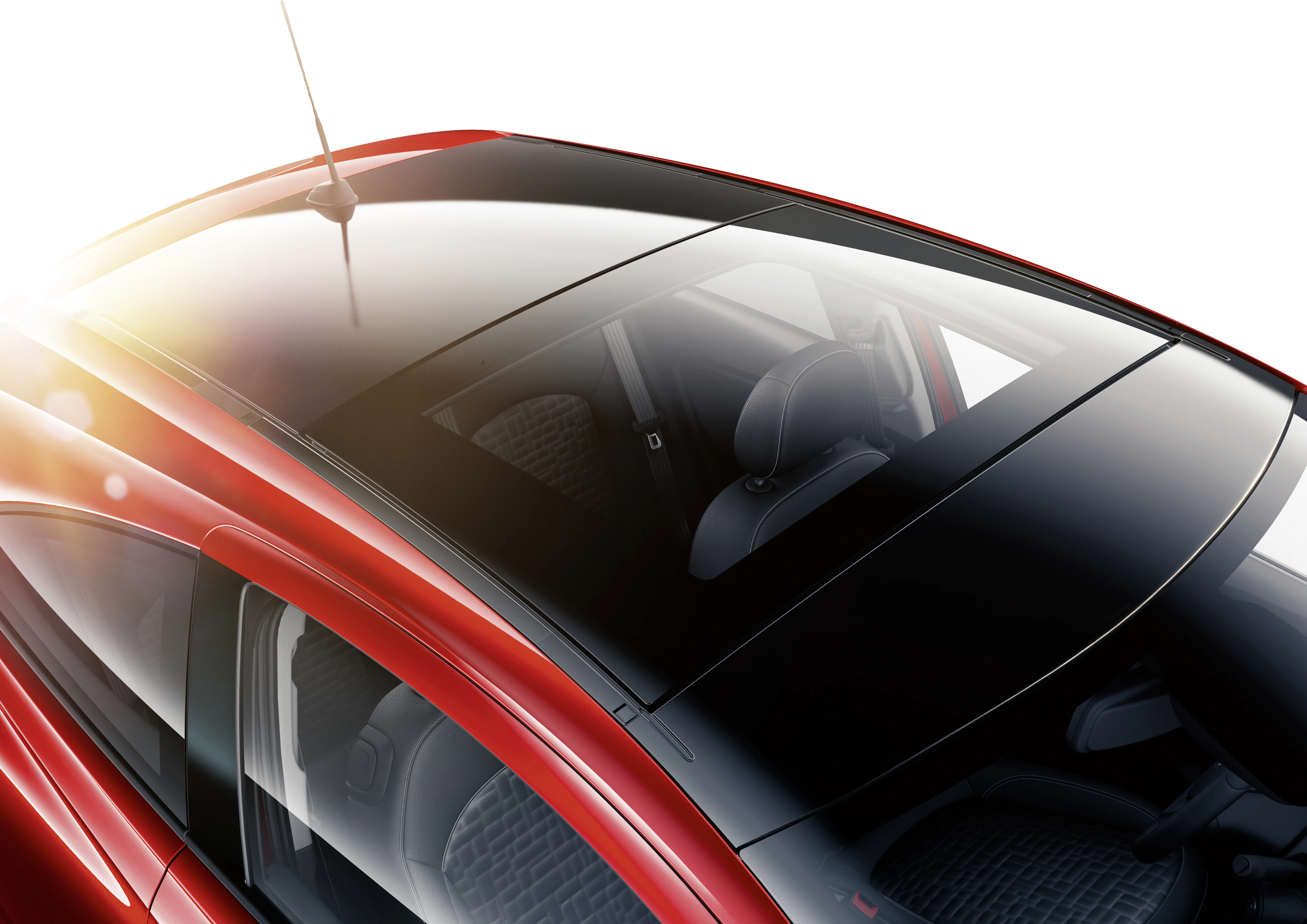 Rotes Auto mit Glasdach in Sonnenlicht. Sicht von oben, fokussiert auf das Panoramaglasdach.