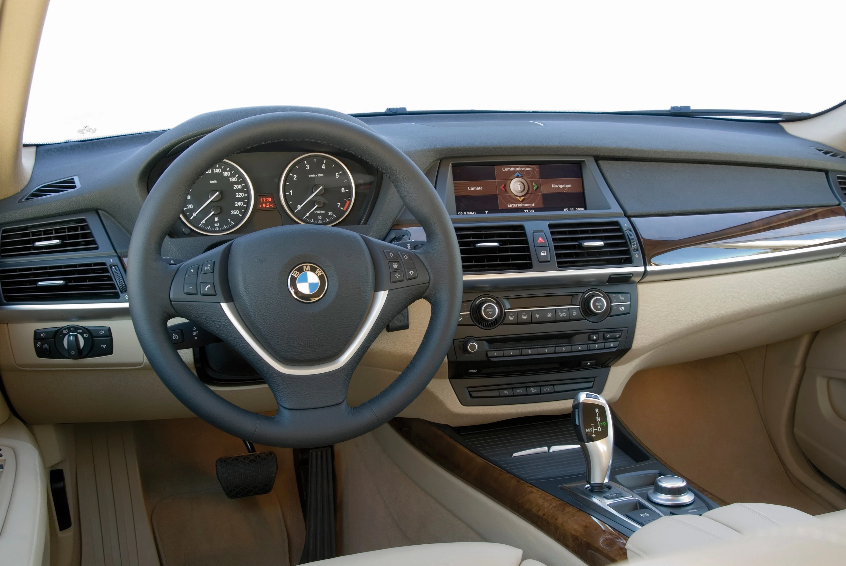 BMW X5 E70 LCI Innenansicht statisch Studio Vordersitze und Armaturenbrett fahrerseitig