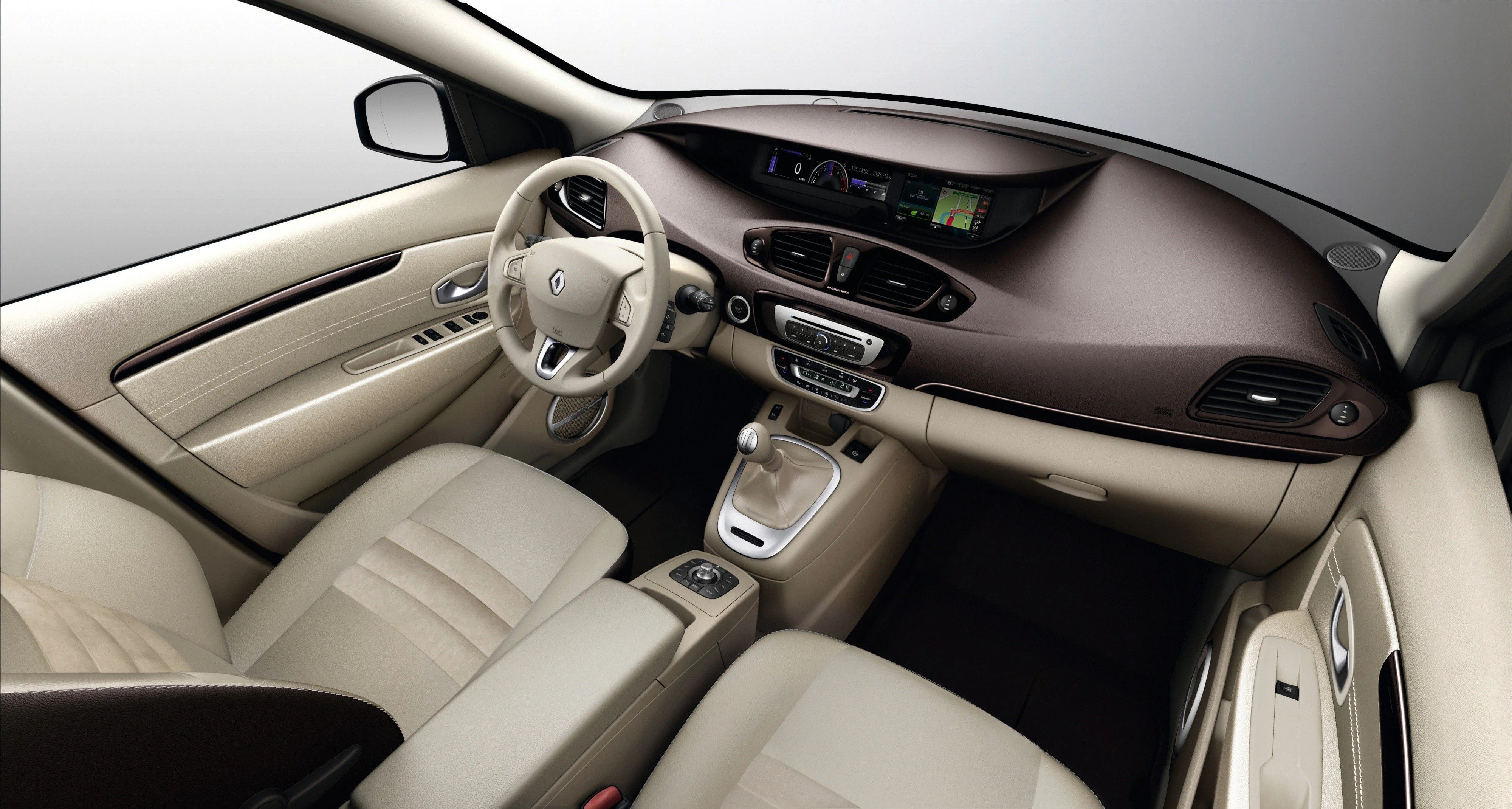 Innenraum eines modernen Autos mit beigem Leder, einem zentralen Touchscreen und einem Schaltgetriebe auf der Mittelkonsole.