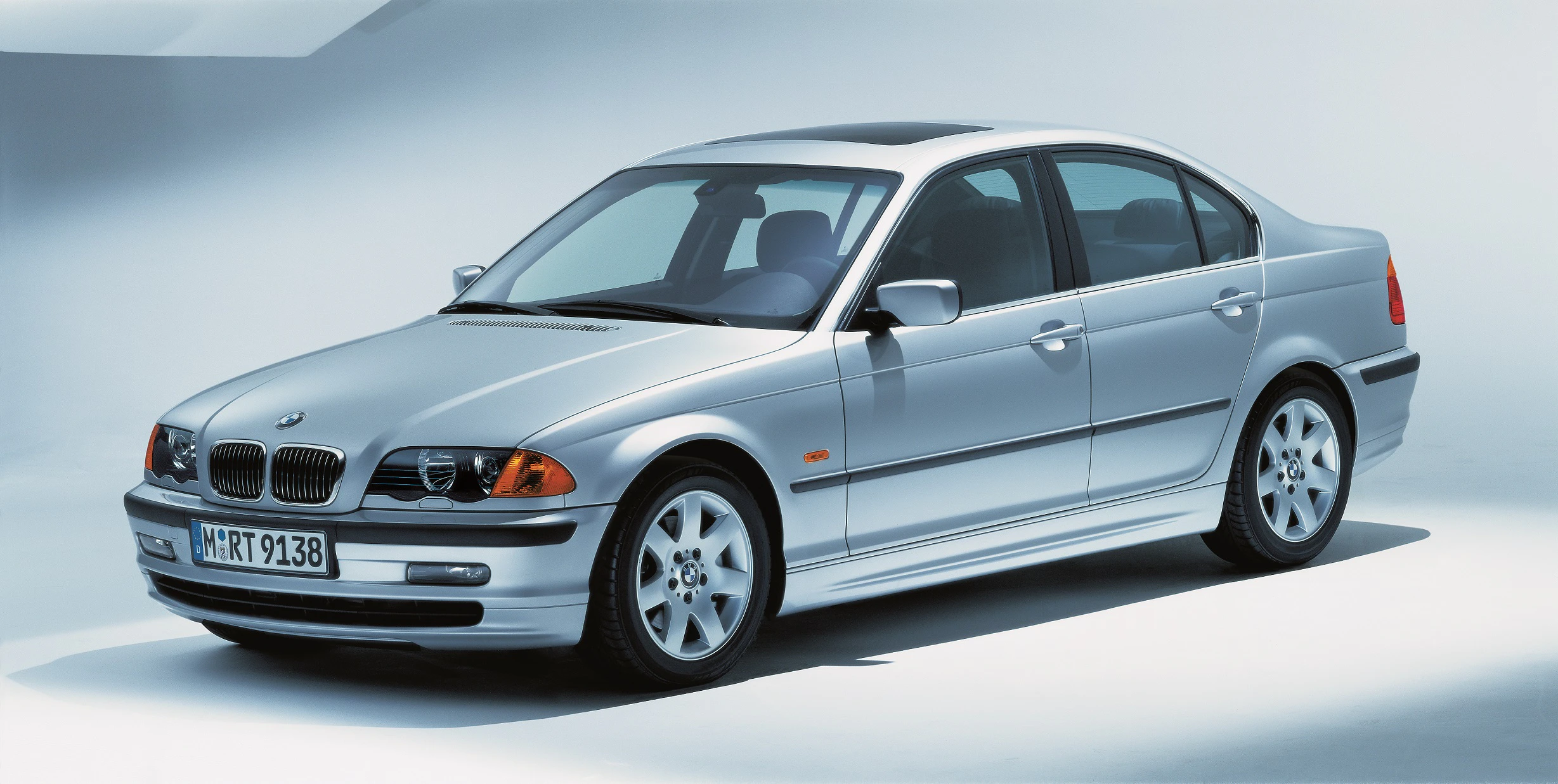 BMW 3er Limousine E46 Aussenansicht Front schräg statisch Studio silber