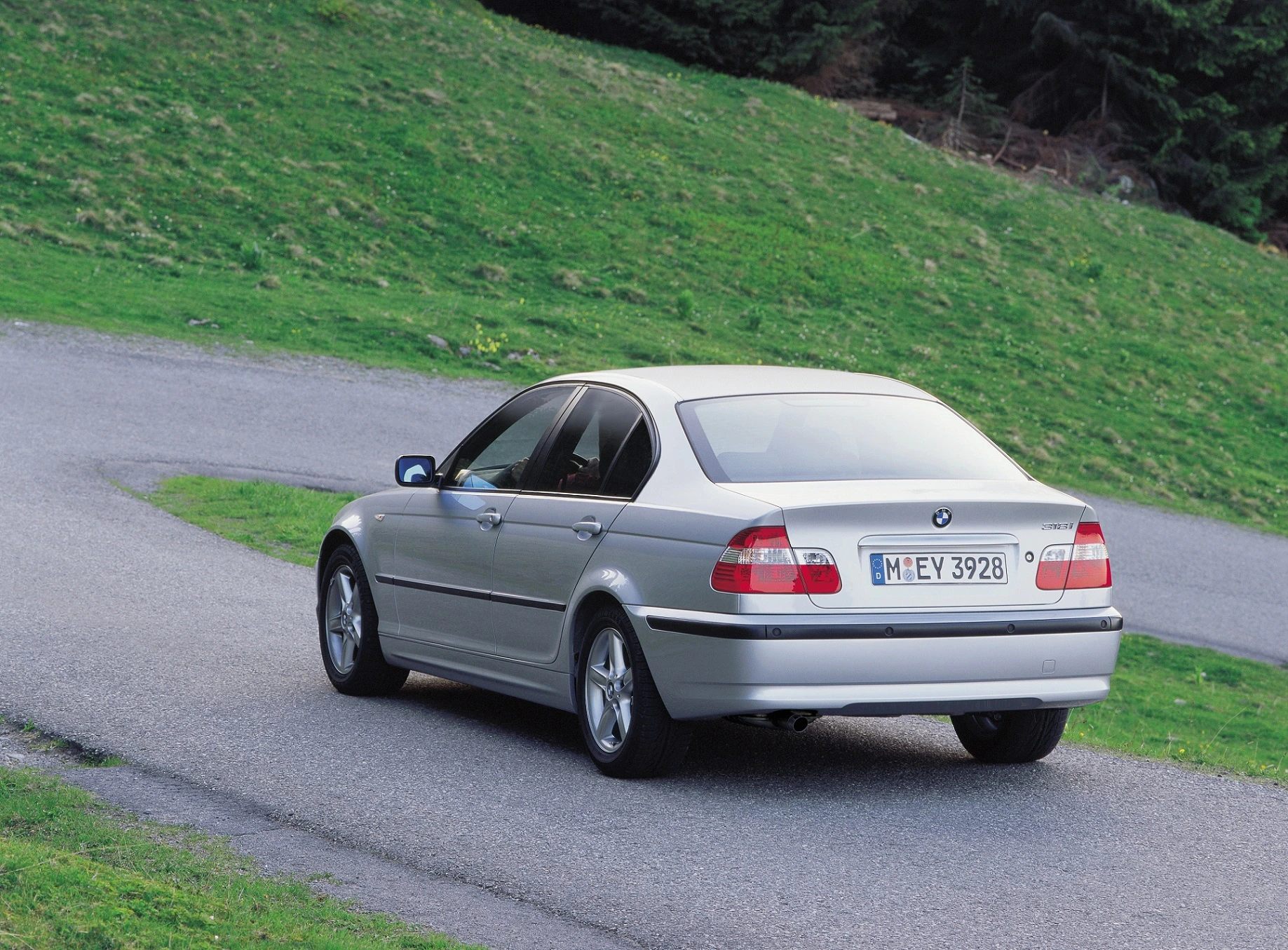 BMW 3er Limousine E46 LCI Aussenansicht Heck schräg dynamisch silber