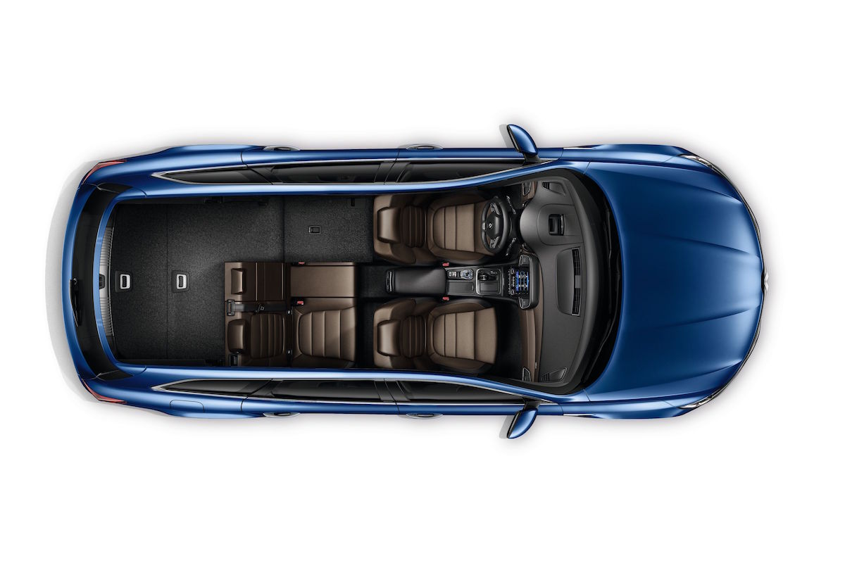 Draufsicht eines blauen Autos mit 7 Sitzen. Die Rücksitze sind teils umgeklappt, braune Polsterung und moderne Innenausstattung sichtbar.