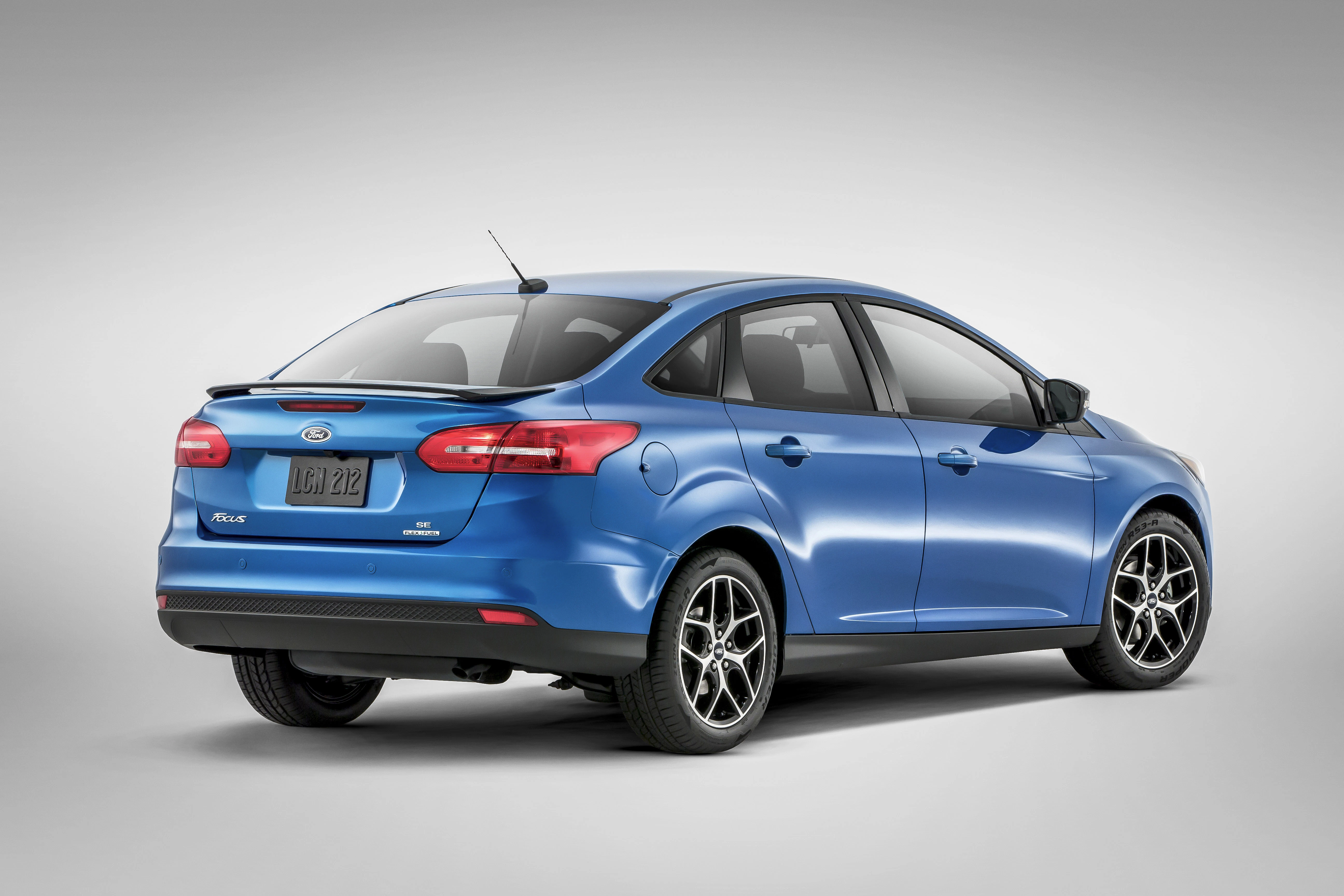 Blauer Ford Kleinwagen, Rückansicht, auf grauem Hintergrund. Er scheint geparkt zu sein, zeigt moderne Designelemente und Alufelgen.