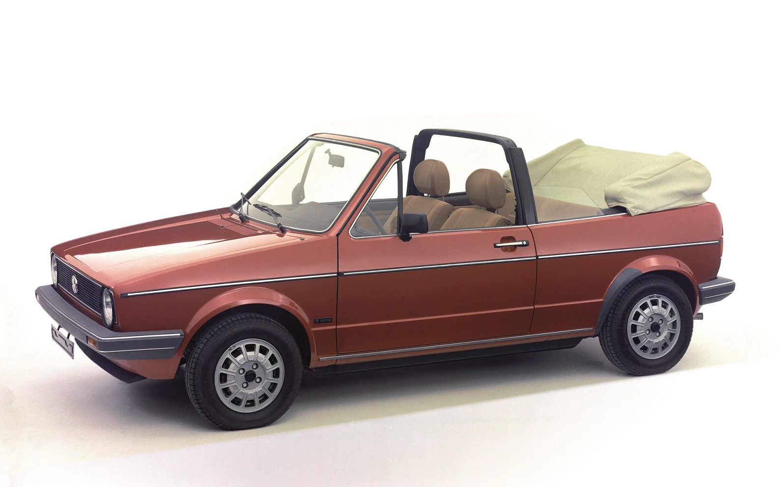 Rotes Cabriolet mit beigem Verdeck, seitliche Ansicht. Zweitürer mit klassischem Design, auffällige Räder vor weißem Hintergrund.