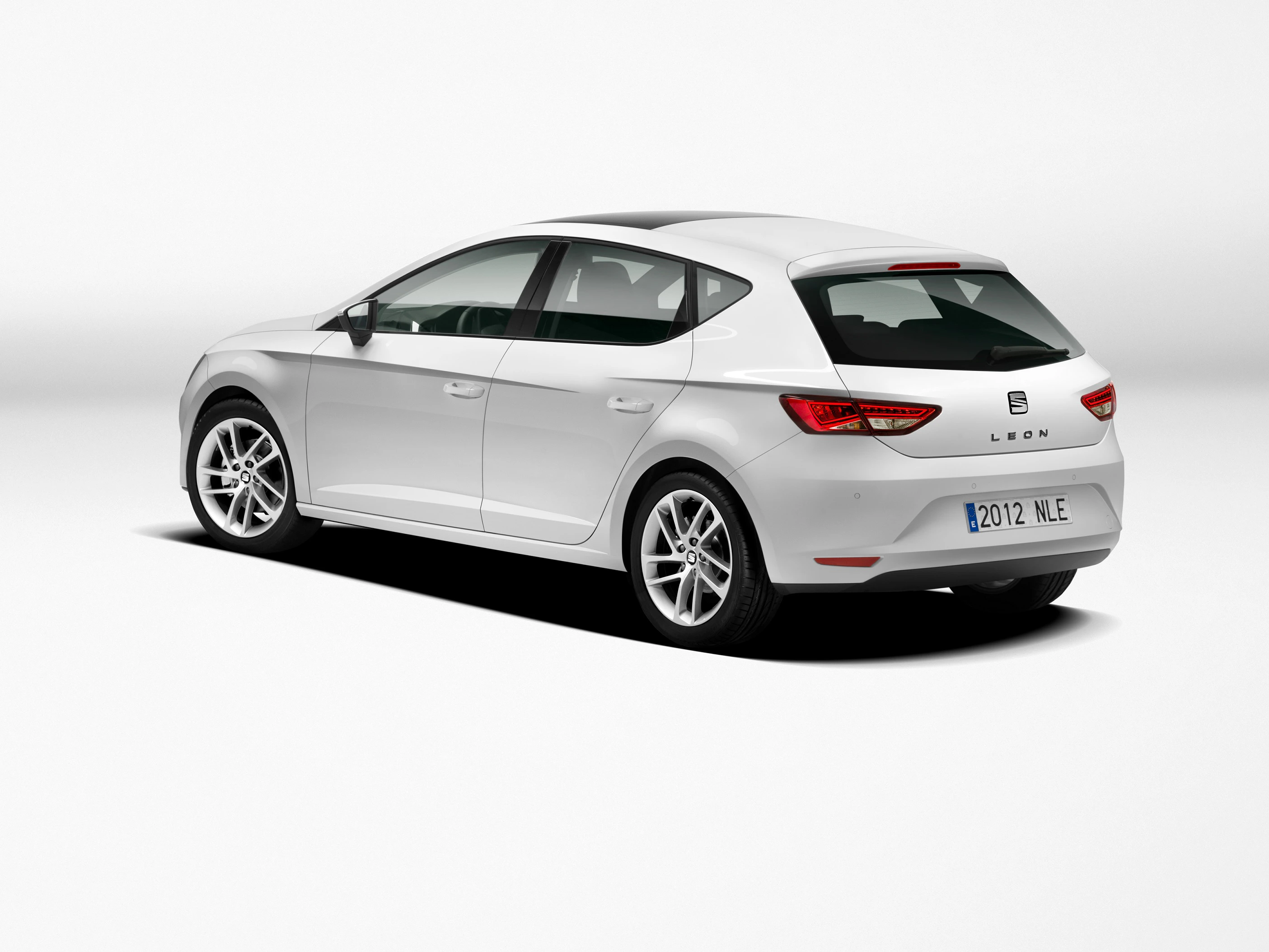 SEAT Leon 5F Heck schräg statisch studio weiss