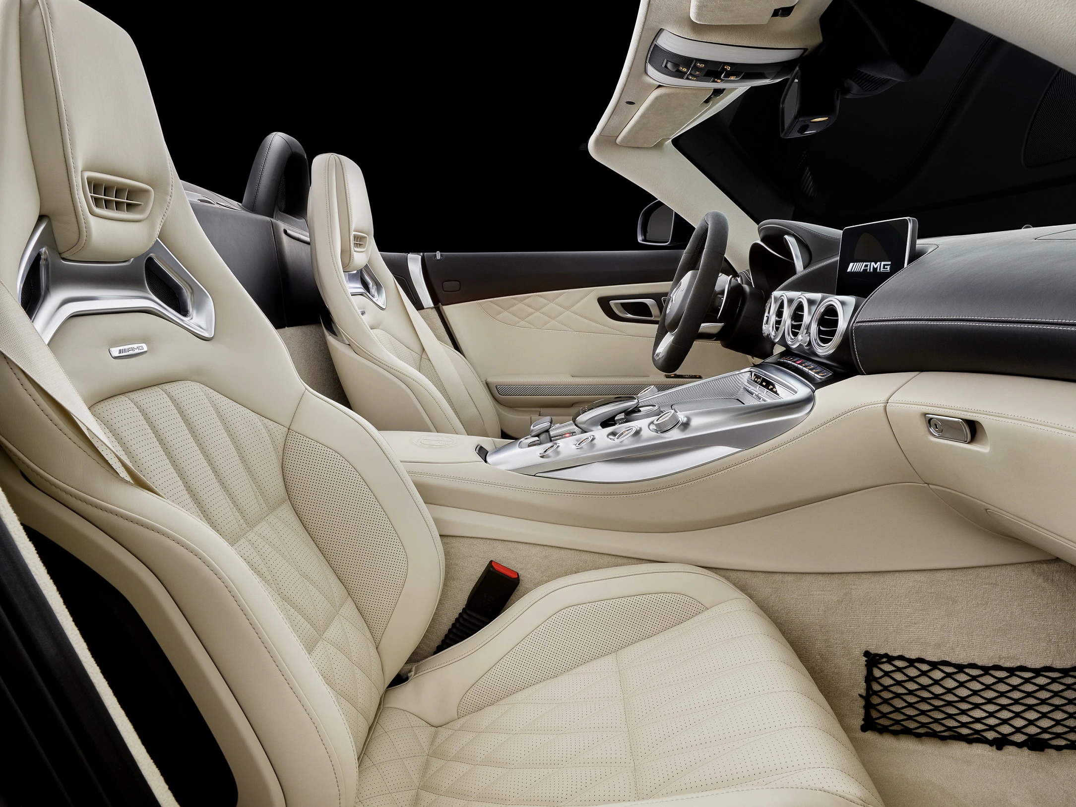 Innenraum eines luxuriösen Autos mit beigen Ledersitzen und modernem Armaturenbrett. Die Dachverkleidung ist teilweise zu sehen.