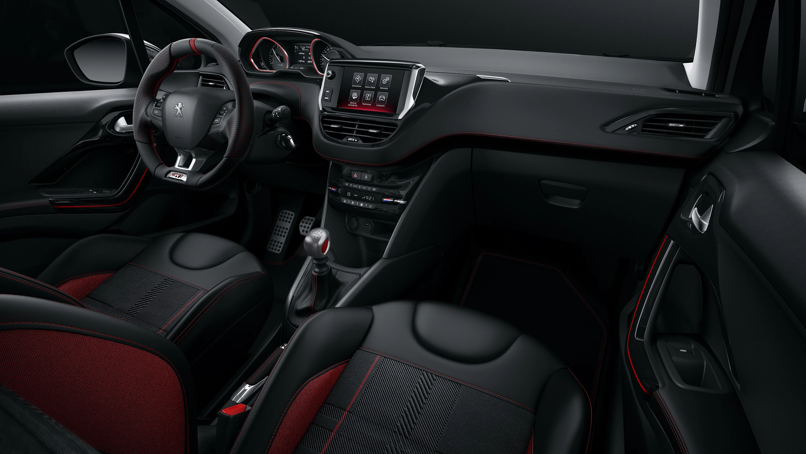 Innenraum eines modernen Autos mit schwarzer und roter Ausstattung, digitalem Display und Lenkrad, gesichtetes Interieur von Fahrer- und Beifahrersitz.