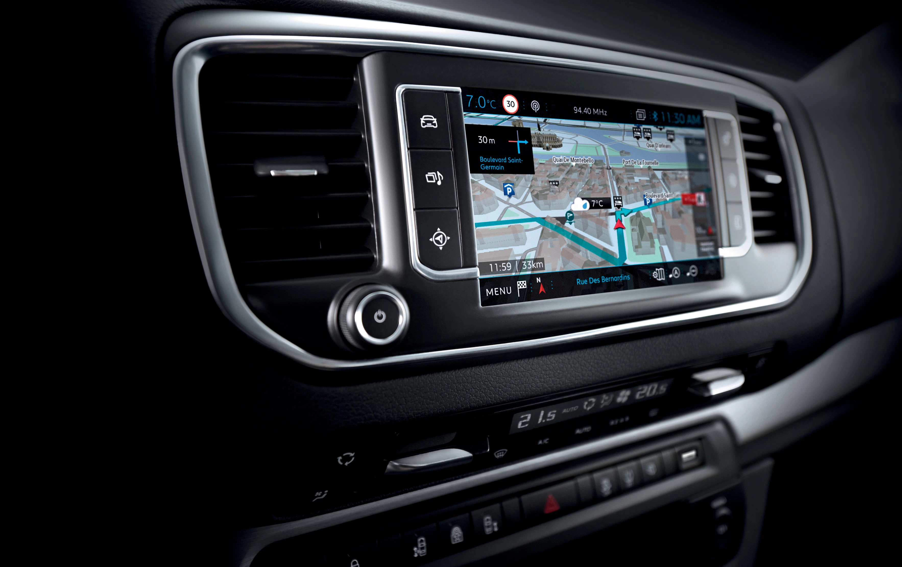 Nutzeroberfläche eines Autonavigationssystems auf einem Touchscreen, zeigt eine Kartenansicht mit Wegbeschreibung und Optionen.
