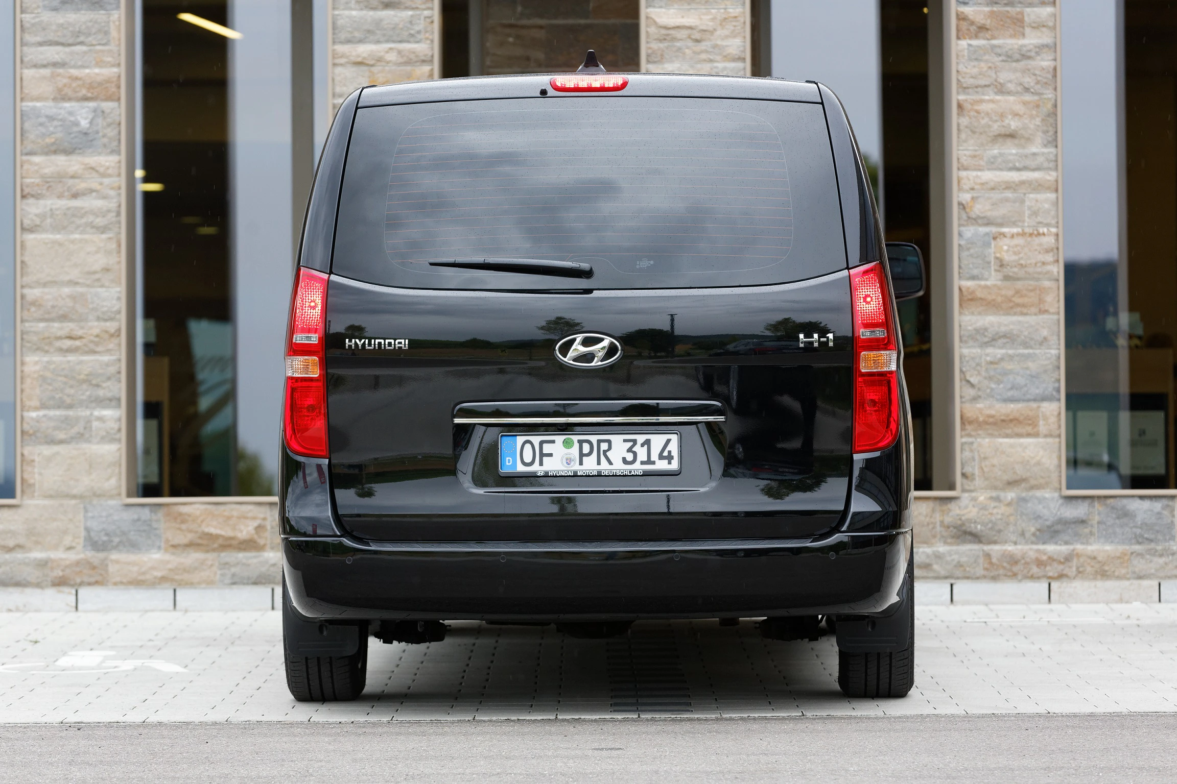 Hyundai H-1 Travel TQ Aussenansicht Heck statisch schwarz