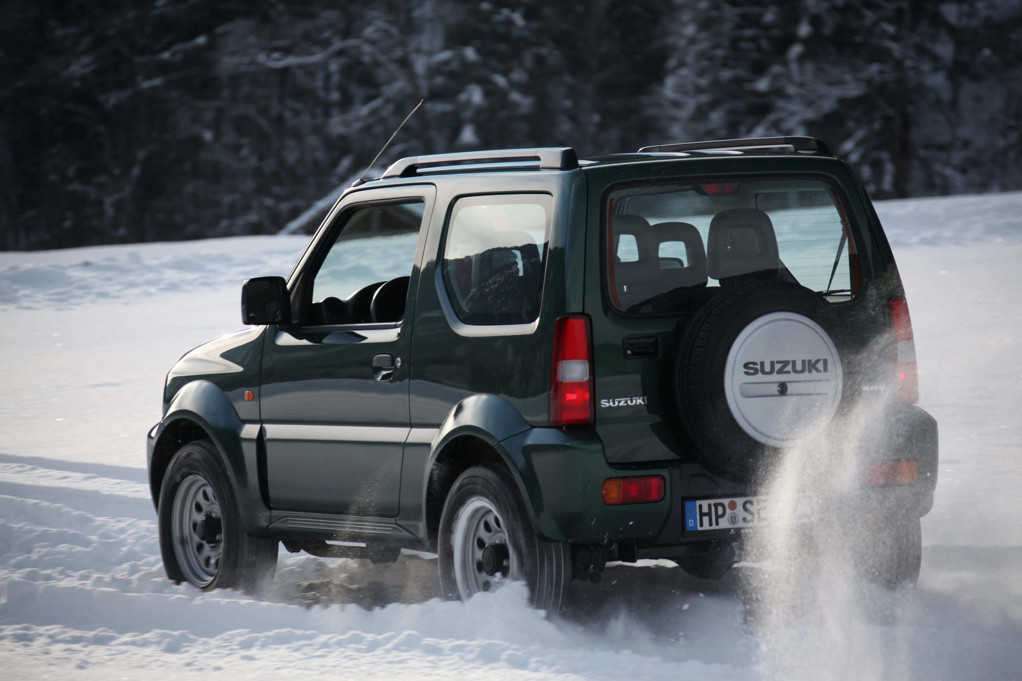Suzuki Jimny FJ Aussenansicht Heck schräg dynamisch grün