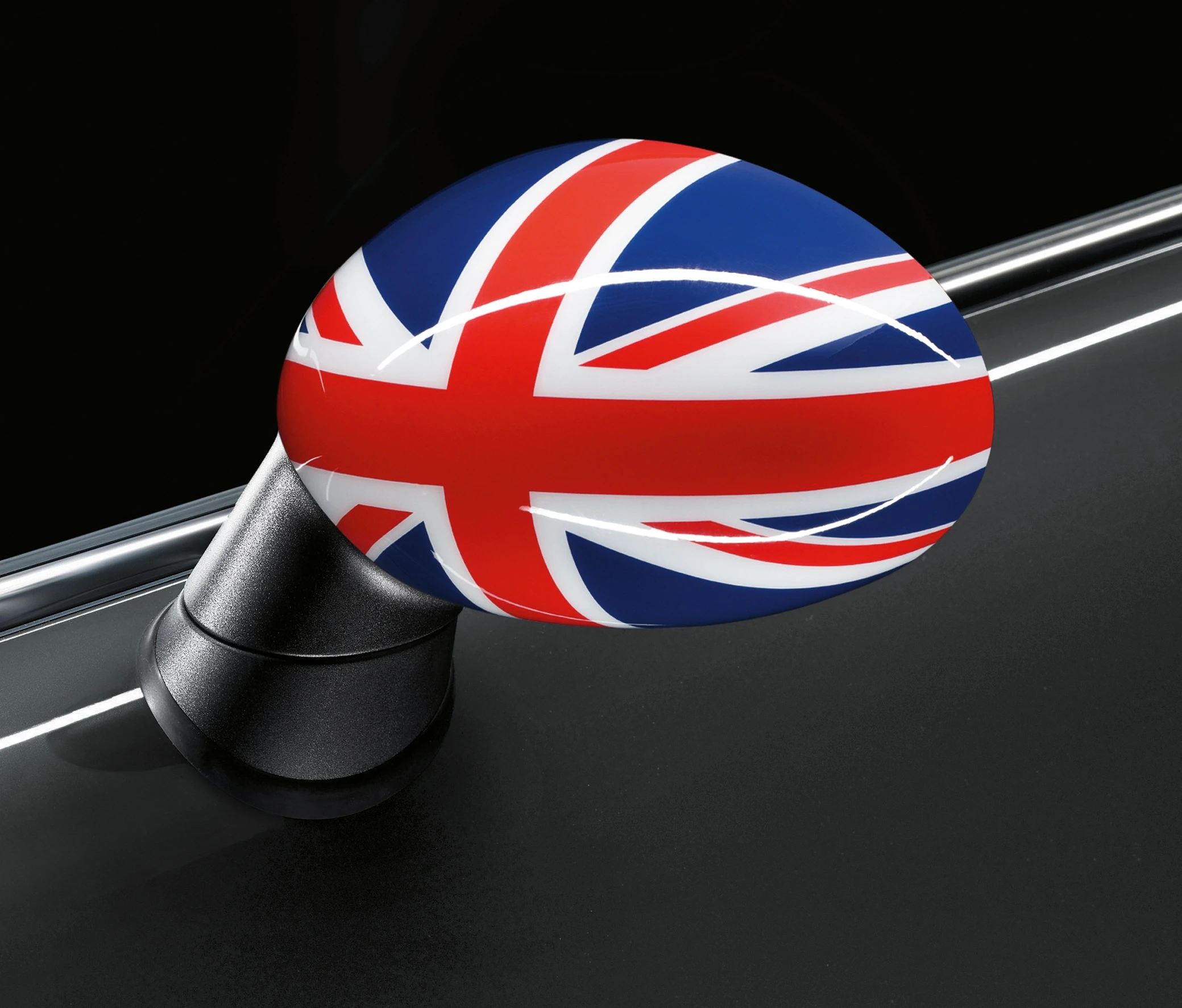 Rückspiegel eines Autos mit dem Muster der britischen Flagge auf schwarzem Hintergrund.