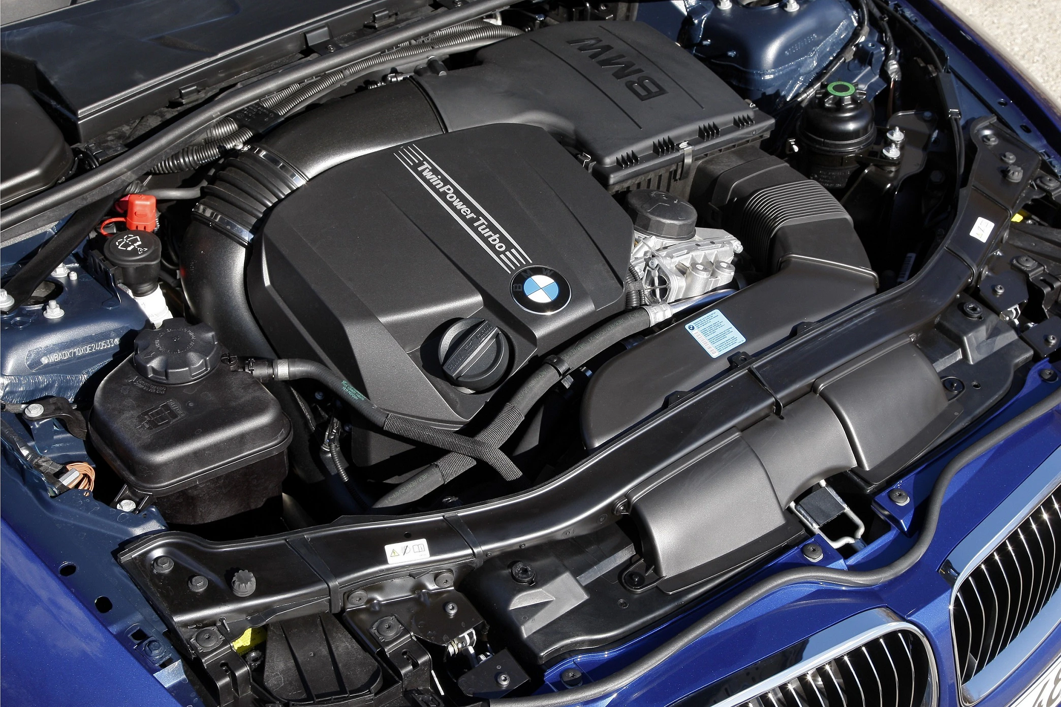 BMW-Motor in einem geöffneten Motorraum, mit deutlich sichtbarem Markenlogo und Turboaufschrift.