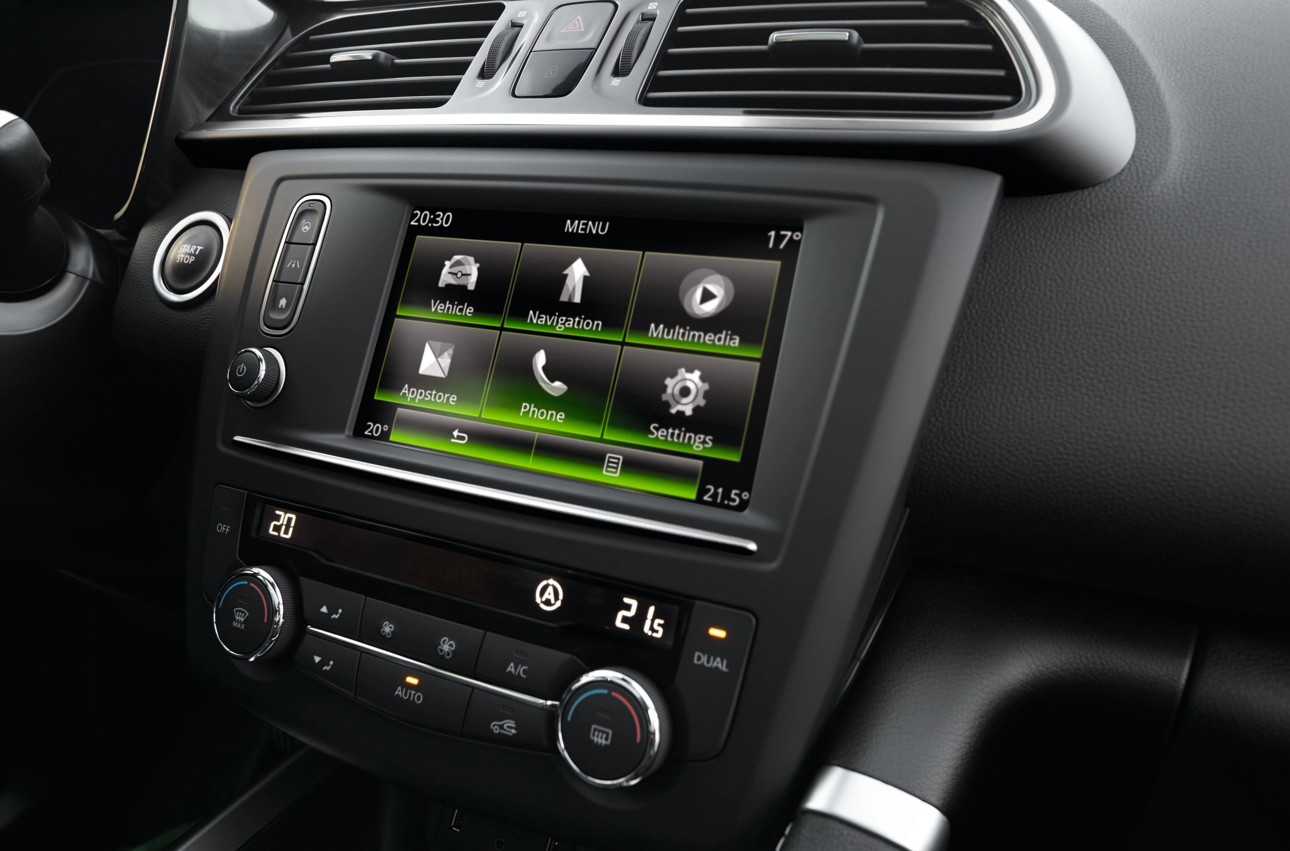 Nahaufnahme eines Autoinnenraums mit zentralem Touchscreen-Display, das Navigationsoptionen zeigt, darunter Telefon und Einstellungen.