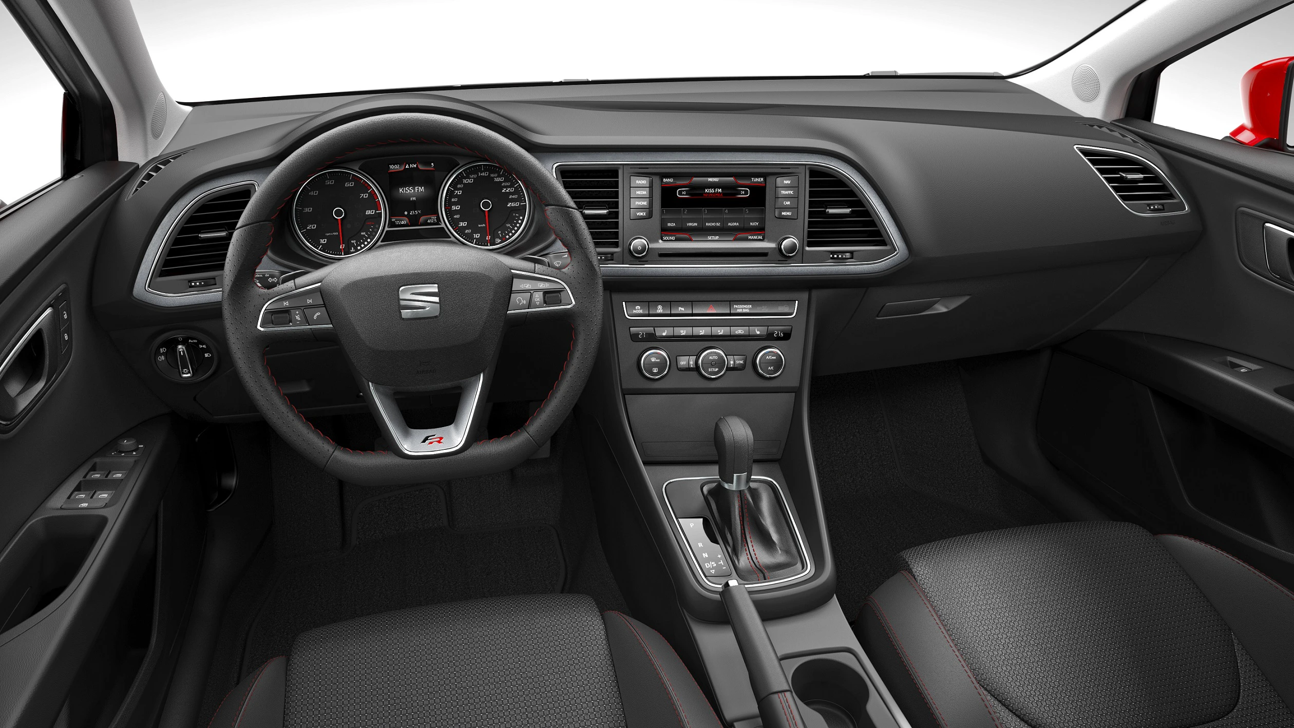 Innenraum eines modernen Autos mit Lederlenkrad, Tachometer, Touchscreen-Display und Automatikschaltung auf der Mittelkonsole.
