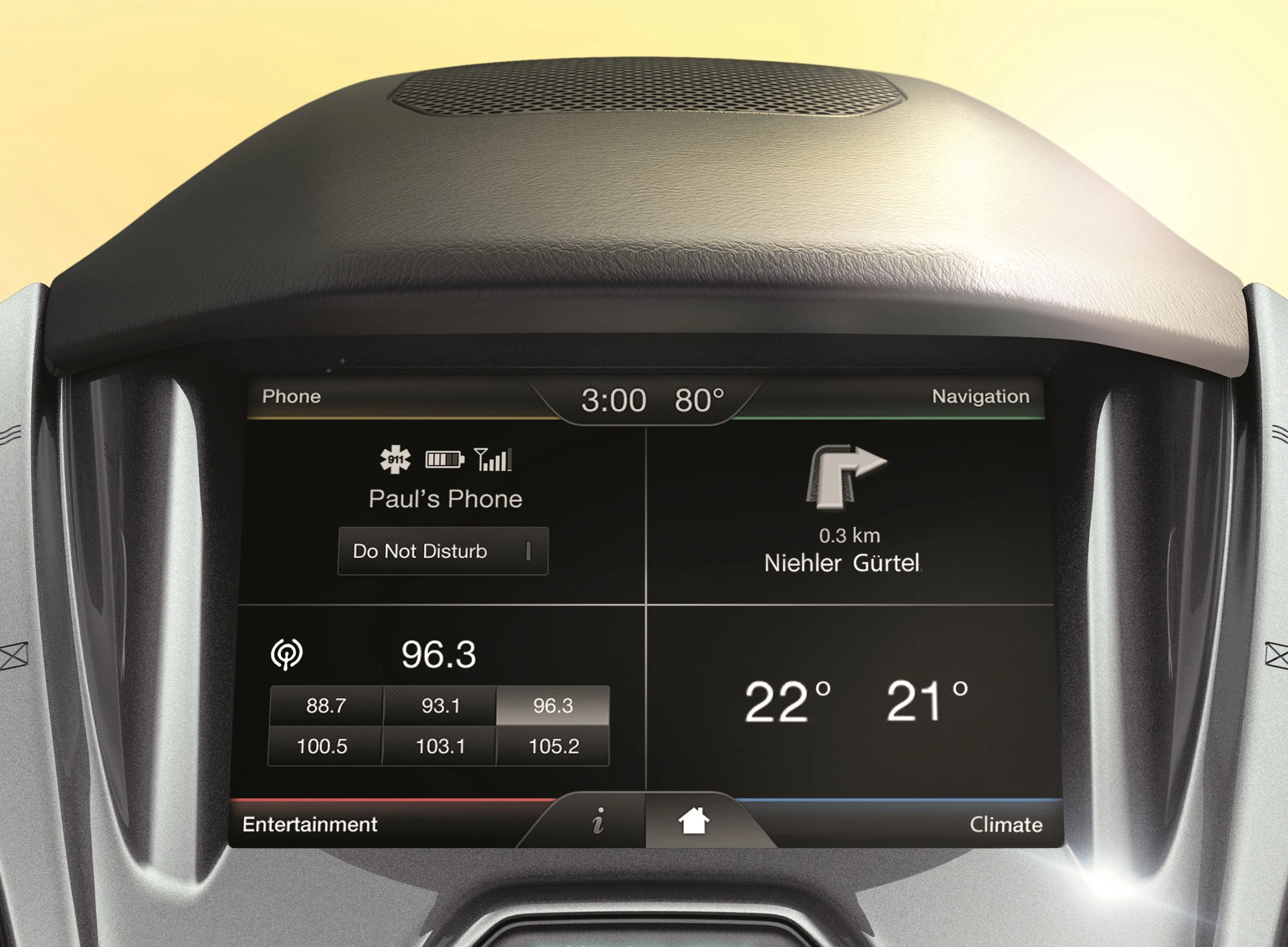 Auto-Infotainment-System mit Navigationsanzeige, Radiofrequenzen, Telefonverbindung und Temperaturkontrollen auf einem Display.