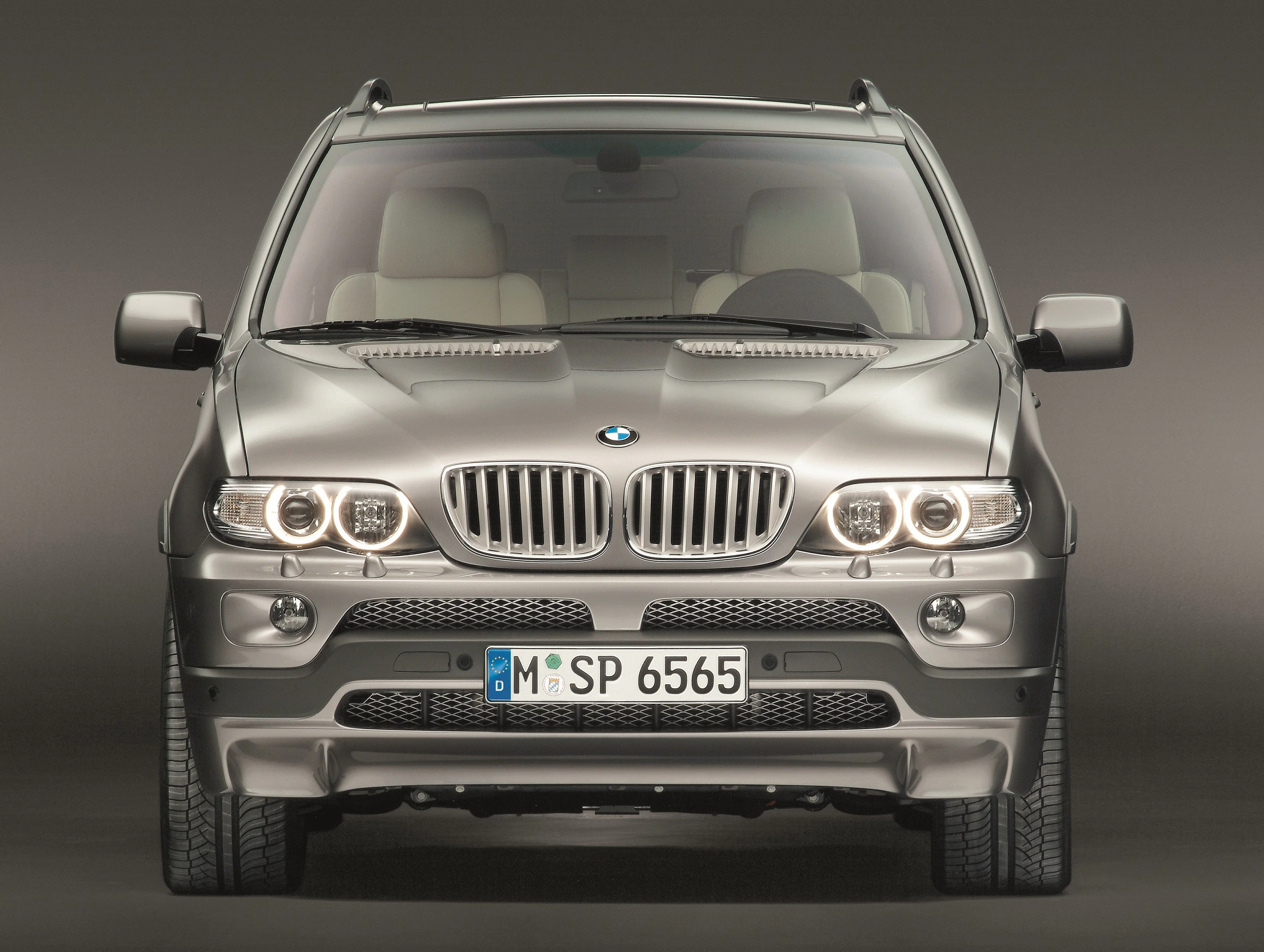 BMW X5 E53 LCI Aussenansicht Front statisch Studio braun