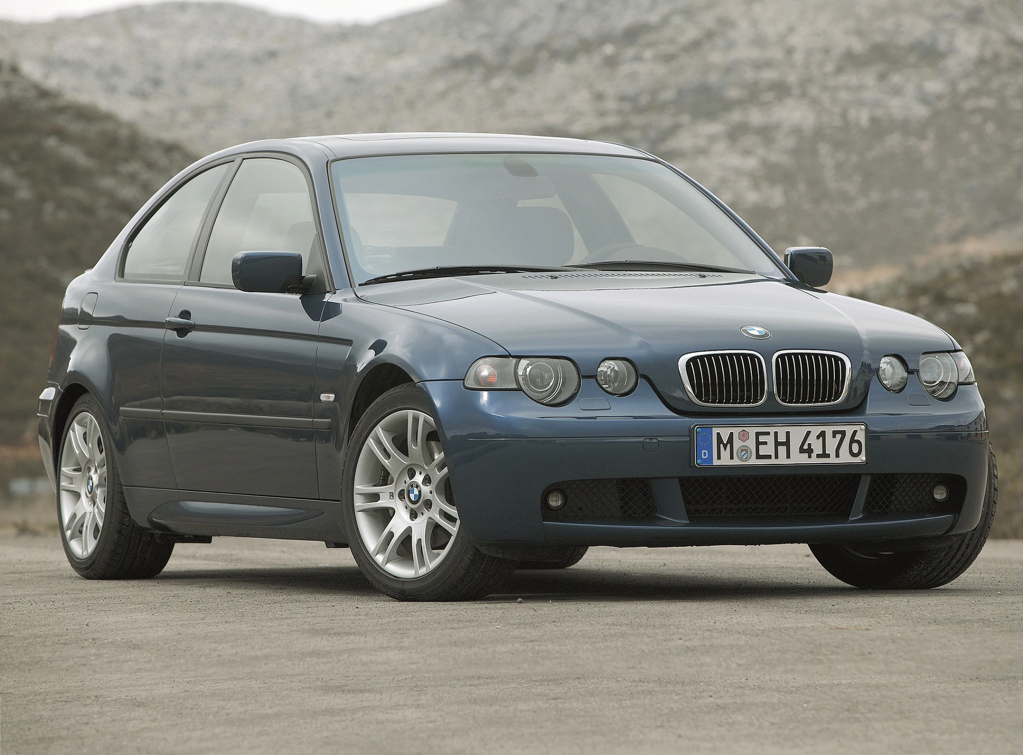 BMW 3er Compact E46 Aussenansicht Front schräg statisch blau