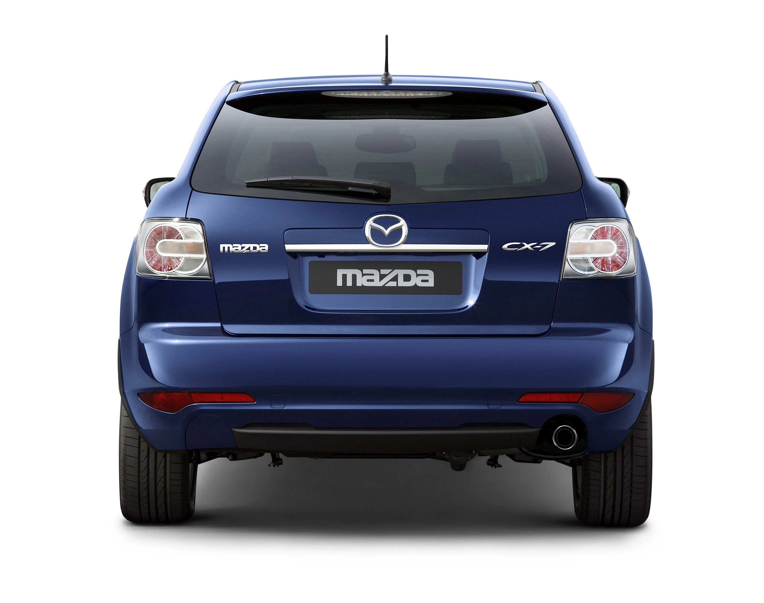Blauer Mazda CX-7, Ansicht von hinten. Klar erkennbares Logo und Rücklichter. Fahrzeug steht auf grauem Hintergrund.