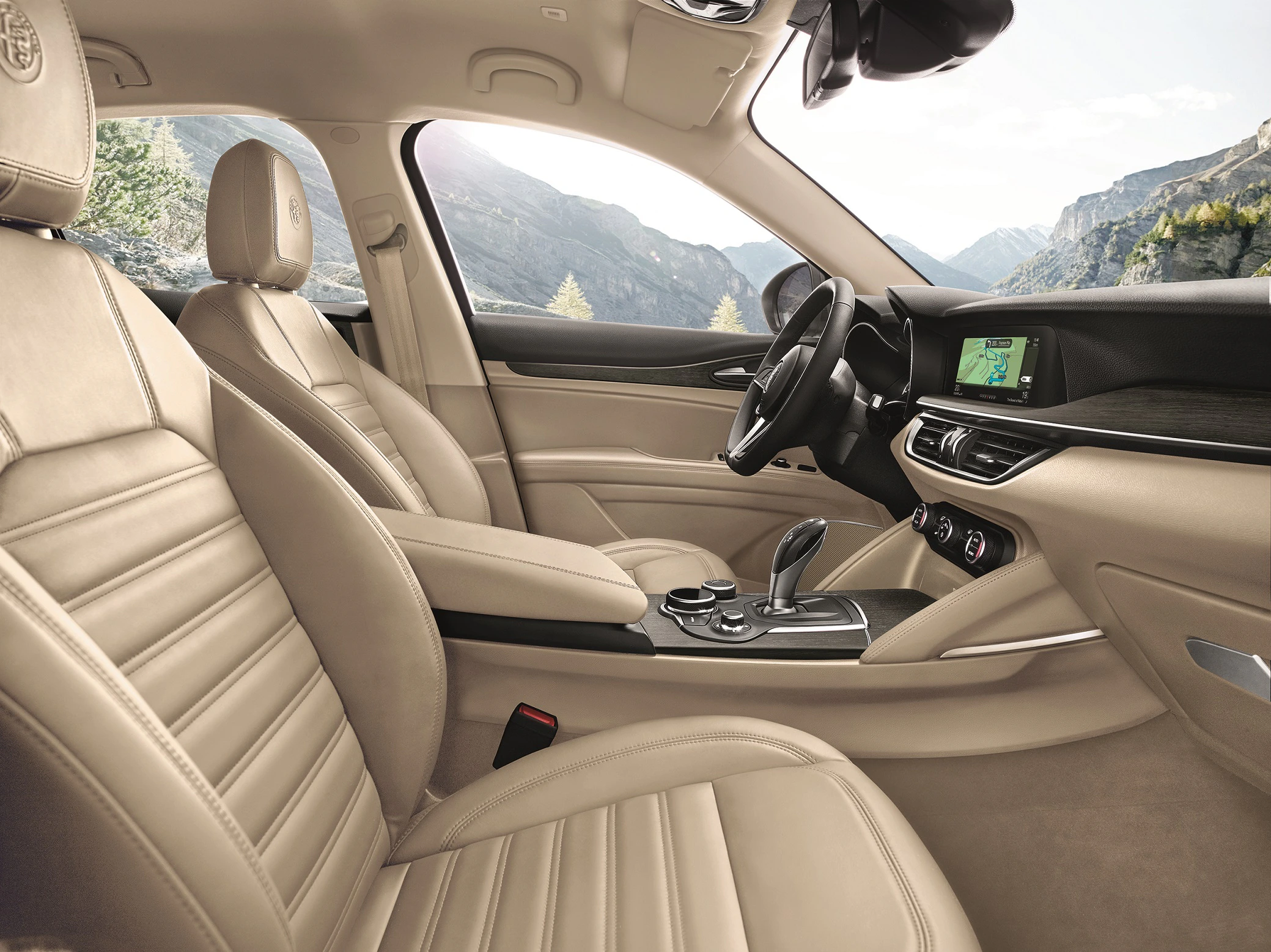 Beiges Autointerieur mit Ledersitzen, modernem Armaturenbrett und Bergblick durch das Fenster.