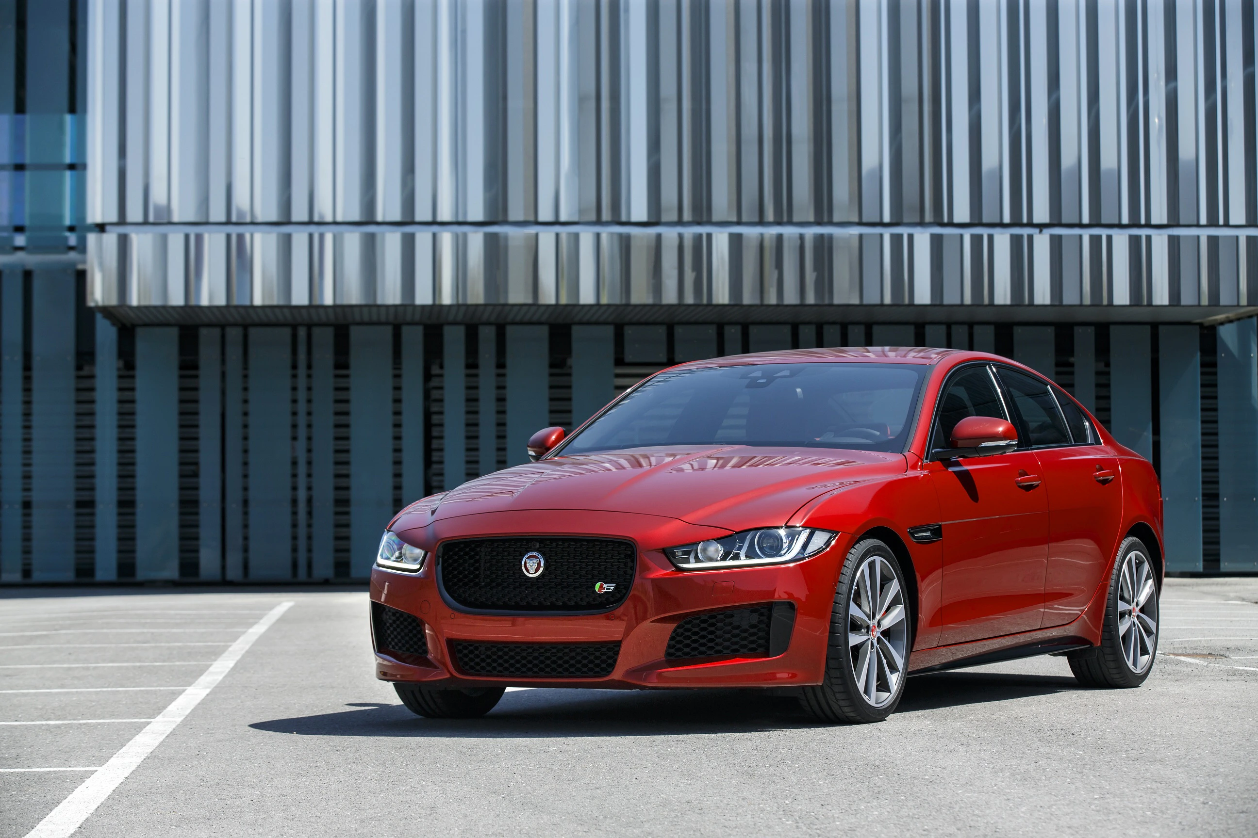 Jaguar XE X760 Aussenansicht Front schräg statisch rot