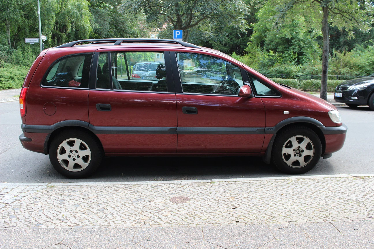 Opel Zafira A Facelift Aussenansicht Seite statisch rot