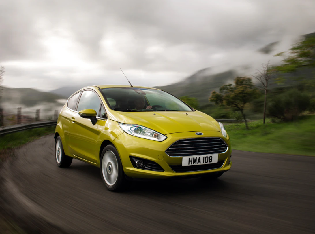 Ford Fiesta JA8 Dreitürer Ausenansicht Front schräg dynamisch gold